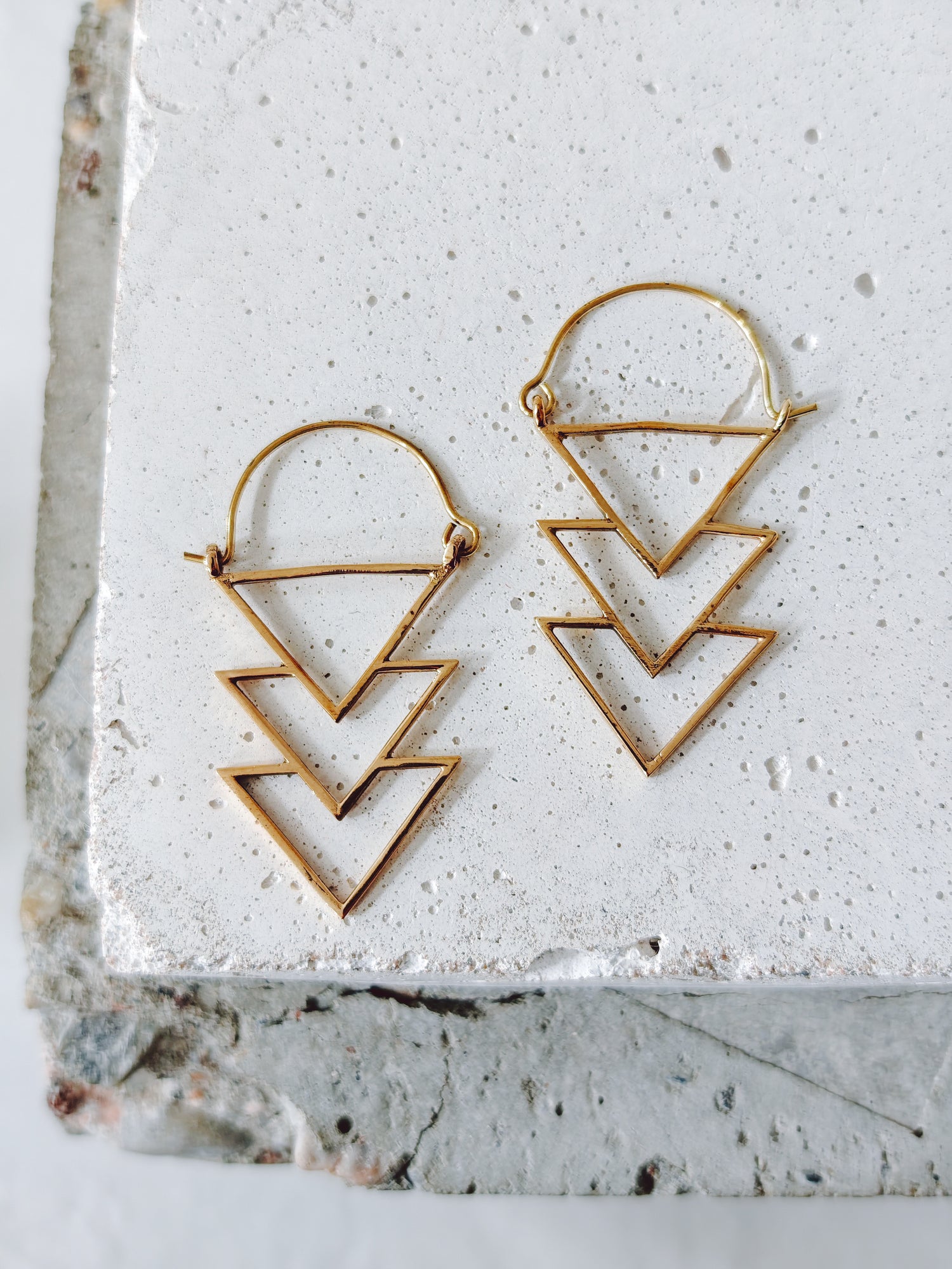 Geometrische Dreieck Ohrringe, goldene minimalistische Ohrringe, Eckige Ohrringe, Boho Schmuck, Messing Ohrringe Gold