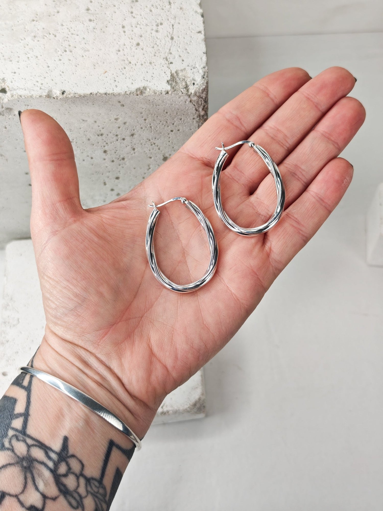 Twisted Creolen aus 925 Silber - Handgefertigte Hoops - gedrehtes Design - elegante Silber Ohrringe - minimalistischer Schmuck - CocosyBerlin