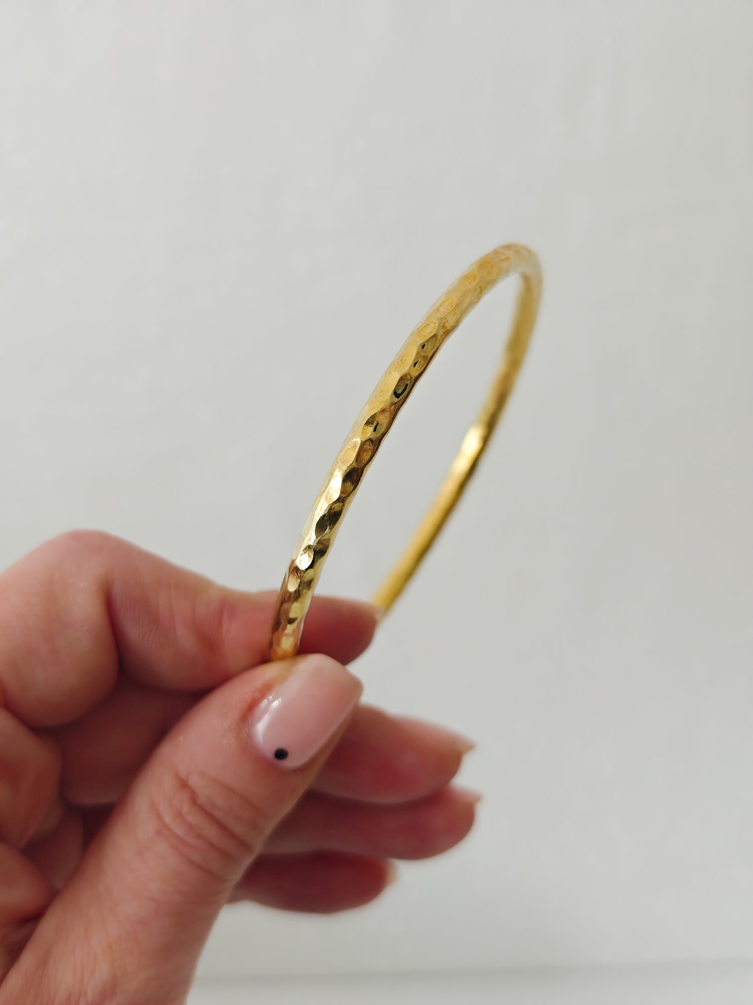 Statement Armreif aus massivem Messing, gehämmert