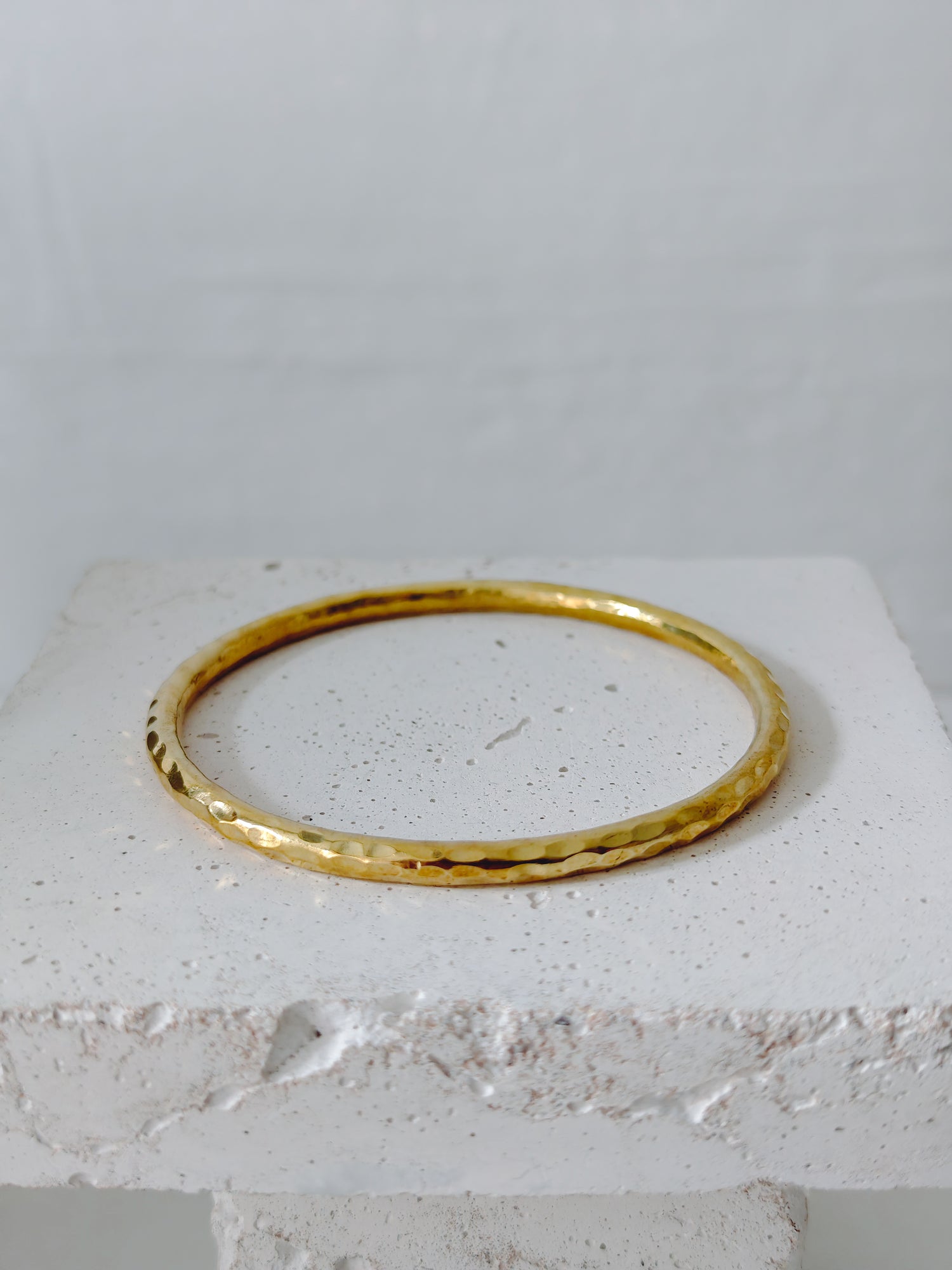 Statement Armreif aus massivem Messing, gehämmert