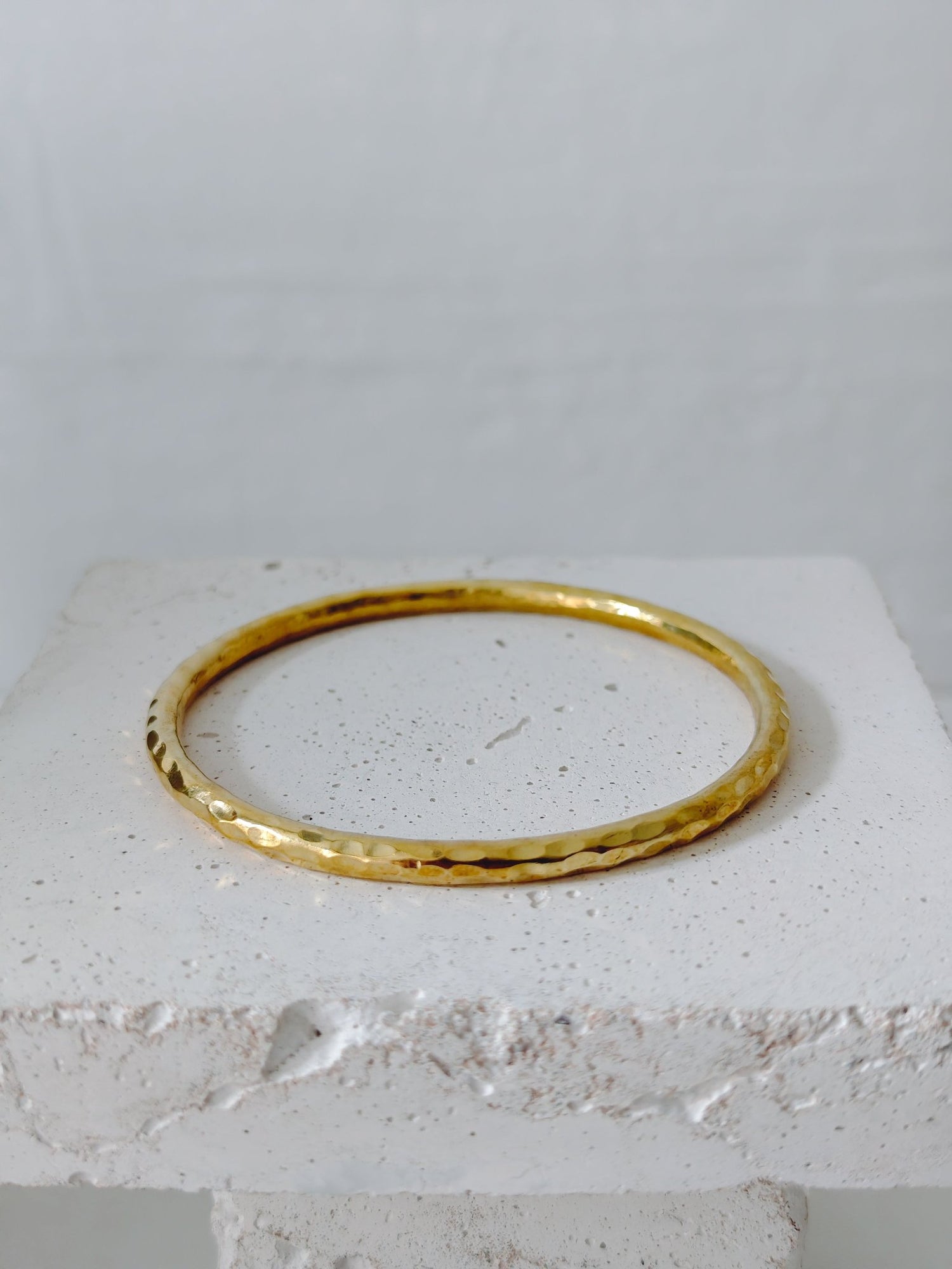 Statement Armreif aus massivem Messing, gehämmert - CocosyBerlin