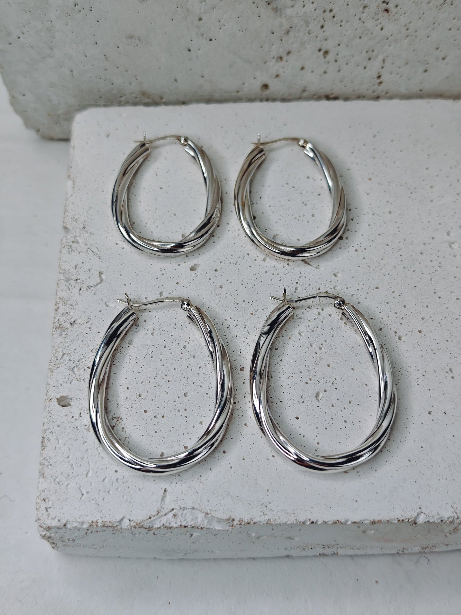 Twisted Creolen aus 925 Silber - Handgefertigte Hoops - gedrehtes Design - elegante Silber Ohrringe - minimalistischer Schmuck - CocosyBerlin