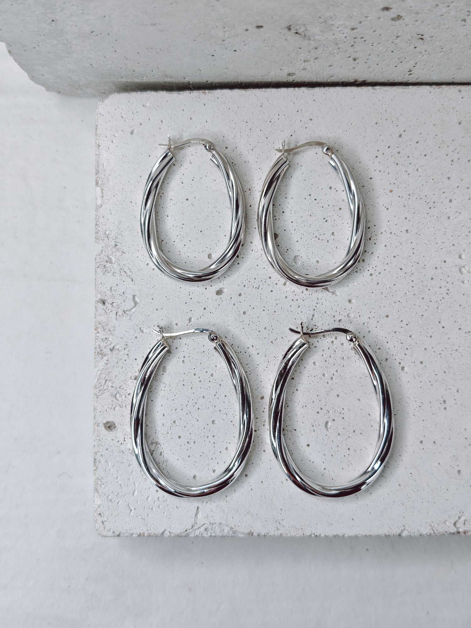 Twisted Creolen aus 925 Silber - Handgefertigte Hoops - gedrehtes Design - elegante Silber Ohrringe - minimalistischer Schmuck