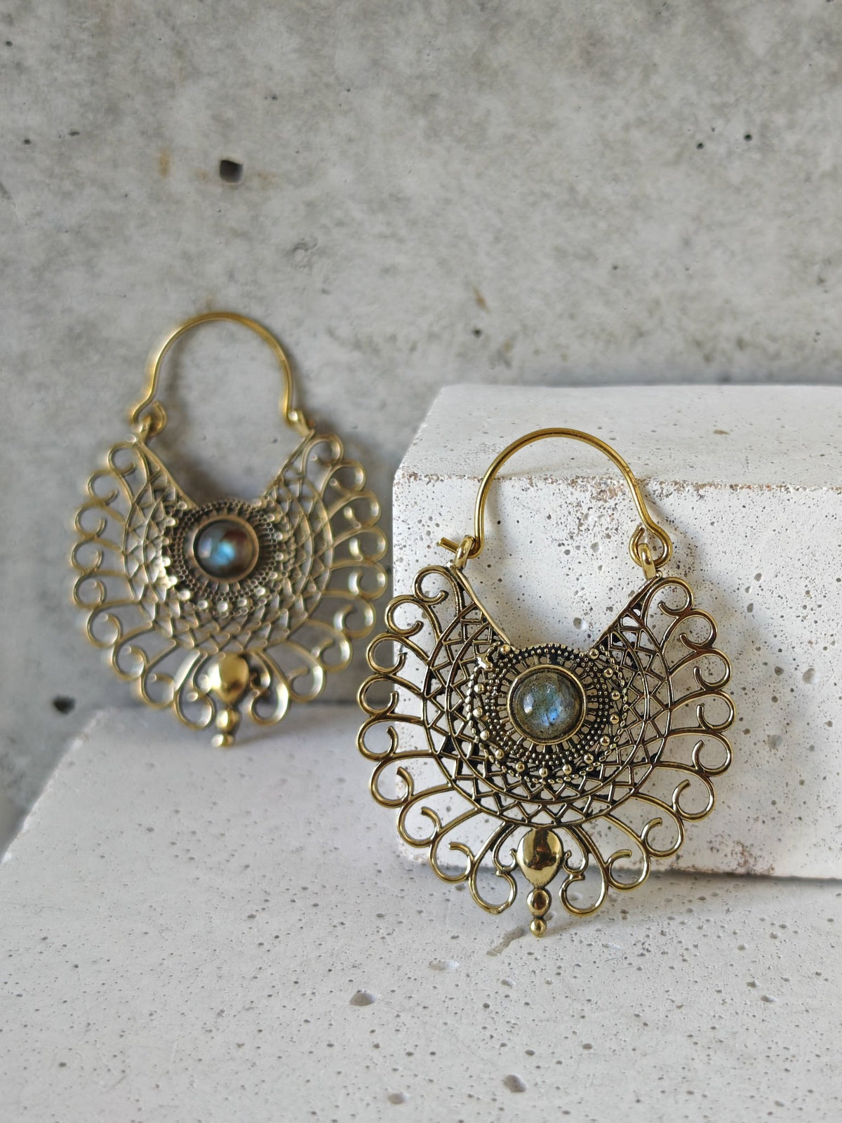 Boho Ohrringe mit Labradorit Steinen, Mandala Ohrringe aus Messing - CocosyBerlin