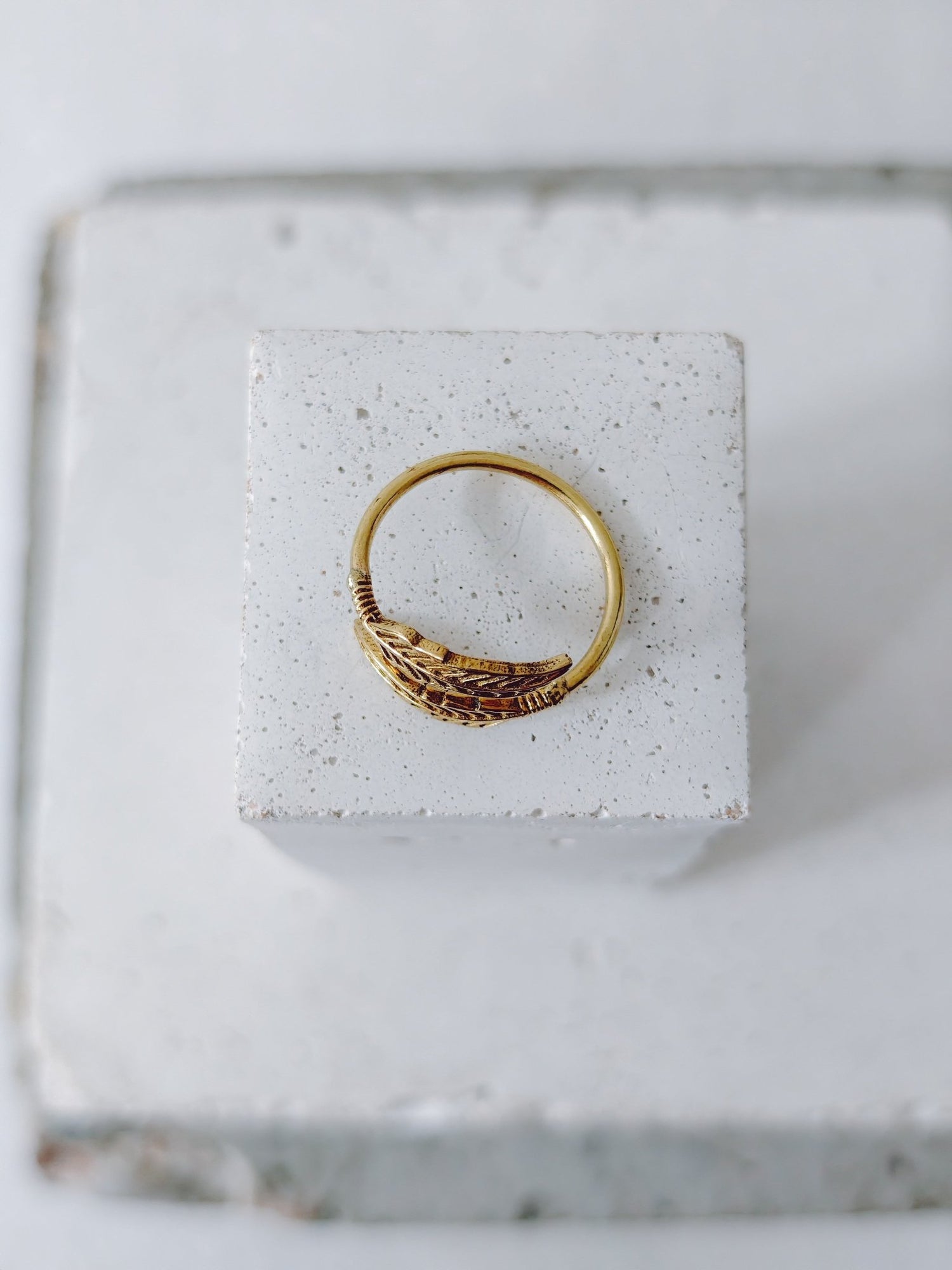 Feder Ring aus Messing, Verstellbarer Fingerring, Handgemachter Boho Messingring, Bohemianstil - CocosyBerlin