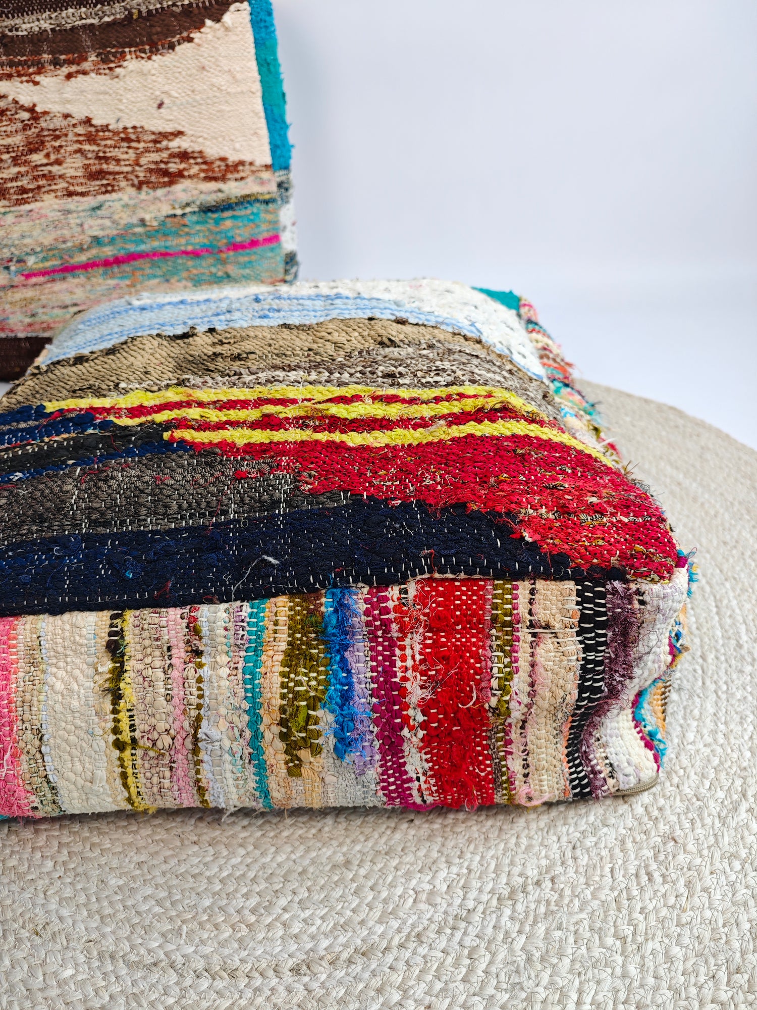 Cocosy Premium Collection - Pouf aus Marokko mit geometrischen Muster, Upcyling Pouf aus Stoffresten, Boho Sitzkissen, Braun Blau, Handarbeit