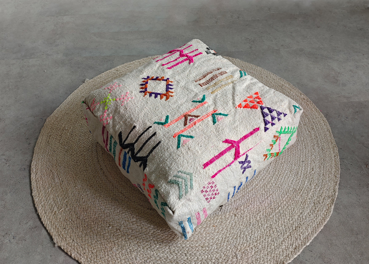 Pouf berbère vintage du Maroc, Coussin de sol Kilim violet, Pouf en laine fait à la main avec motifs géométriques