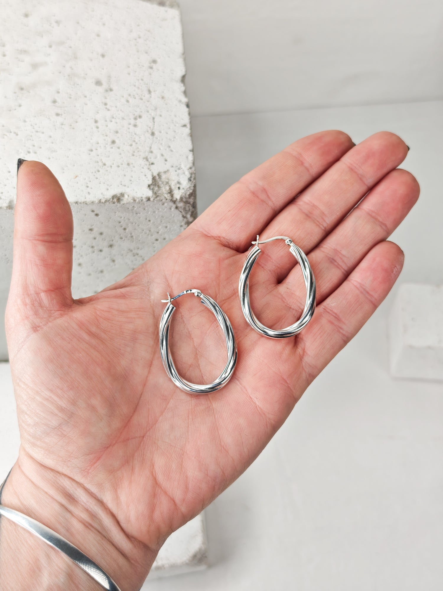 Twisted Creolen aus 925 Silber - Handgefertigte Hoops - gedrehtes Design - elegante Silber Ohrringe - minimalistischer Schmuck