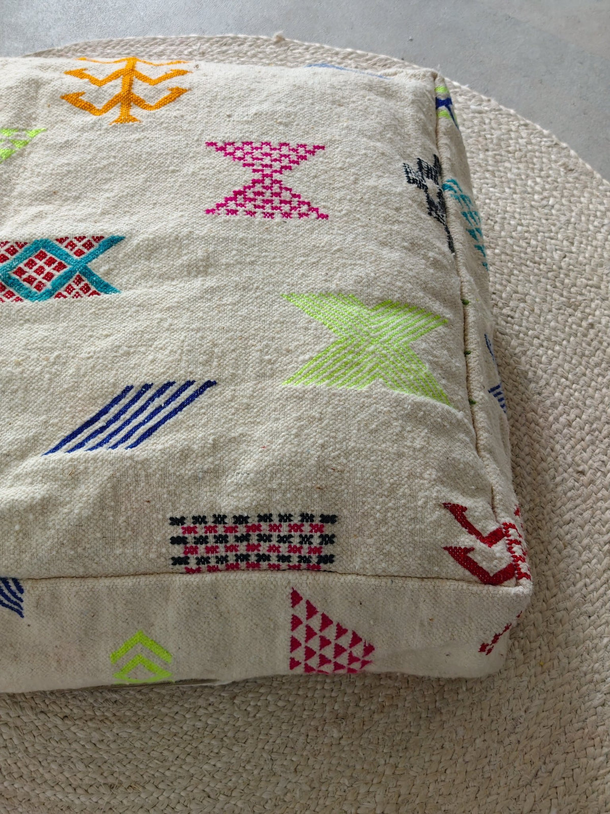 Marokkanischer Pouf aus Wolle, Kelim Bodenkissen quadratisch und bunt, Handarbeit - CocosyBerlin