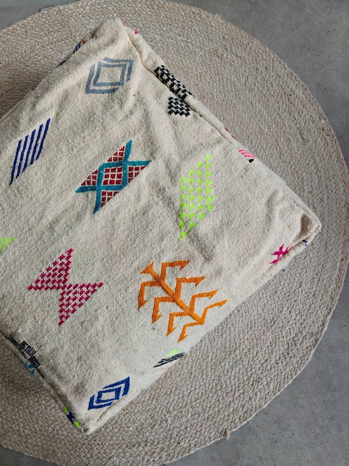 Marokkanischer Pouf aus Wolle, Kelim Bodenkissen quadratisch und bunt, Handarbeit - CocosyBerlin