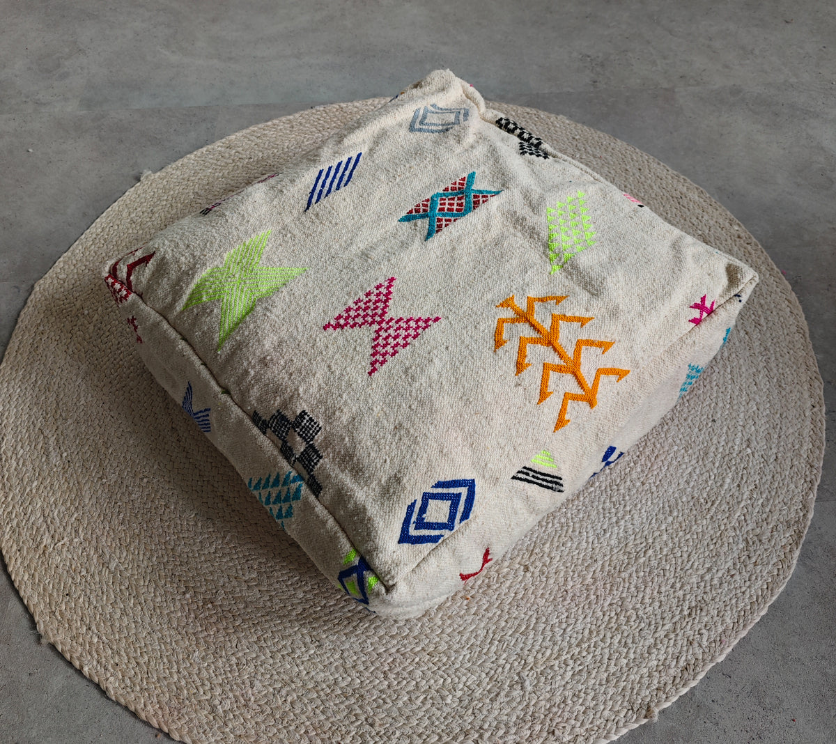 Marokkanischer Pouf aus Wolle, Kelim Bodenkissen quadratisch und bunt, Handarbeit