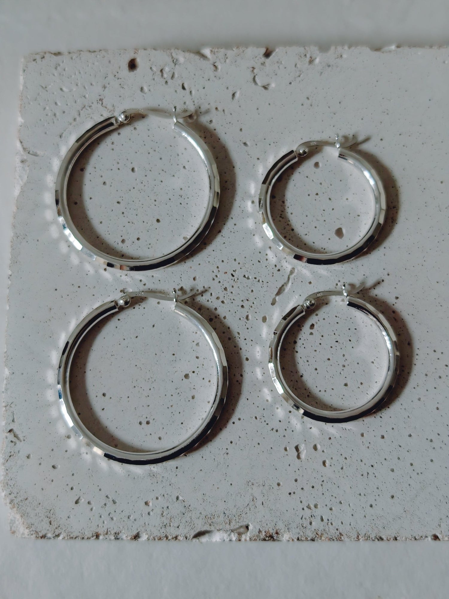 Facettierte Creolen aus 925 Silber, Discokugel Silber Ohrringe - CocosyBerlin