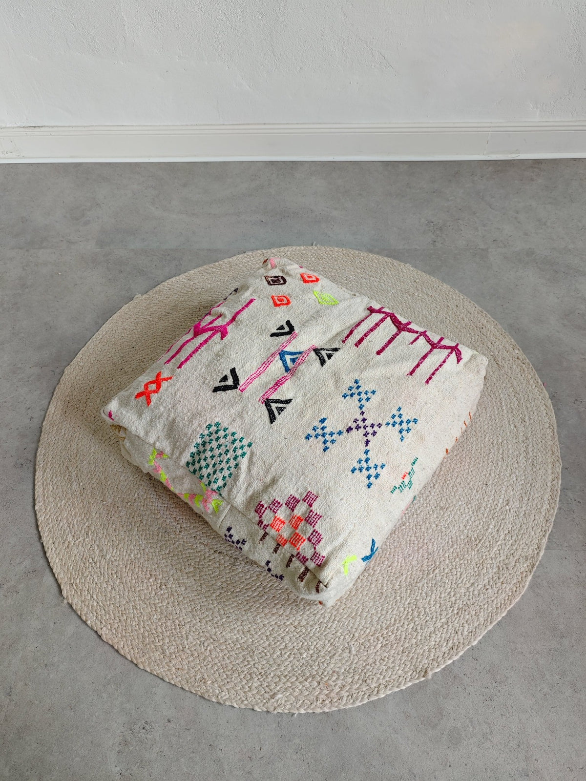 Pouf aus Wolle quadratisch und bunt / Rosa / PInk / Violett, Kelim Bodenkissen, Handarbeit (Kopie) (Kopie) - CocosyBerlin