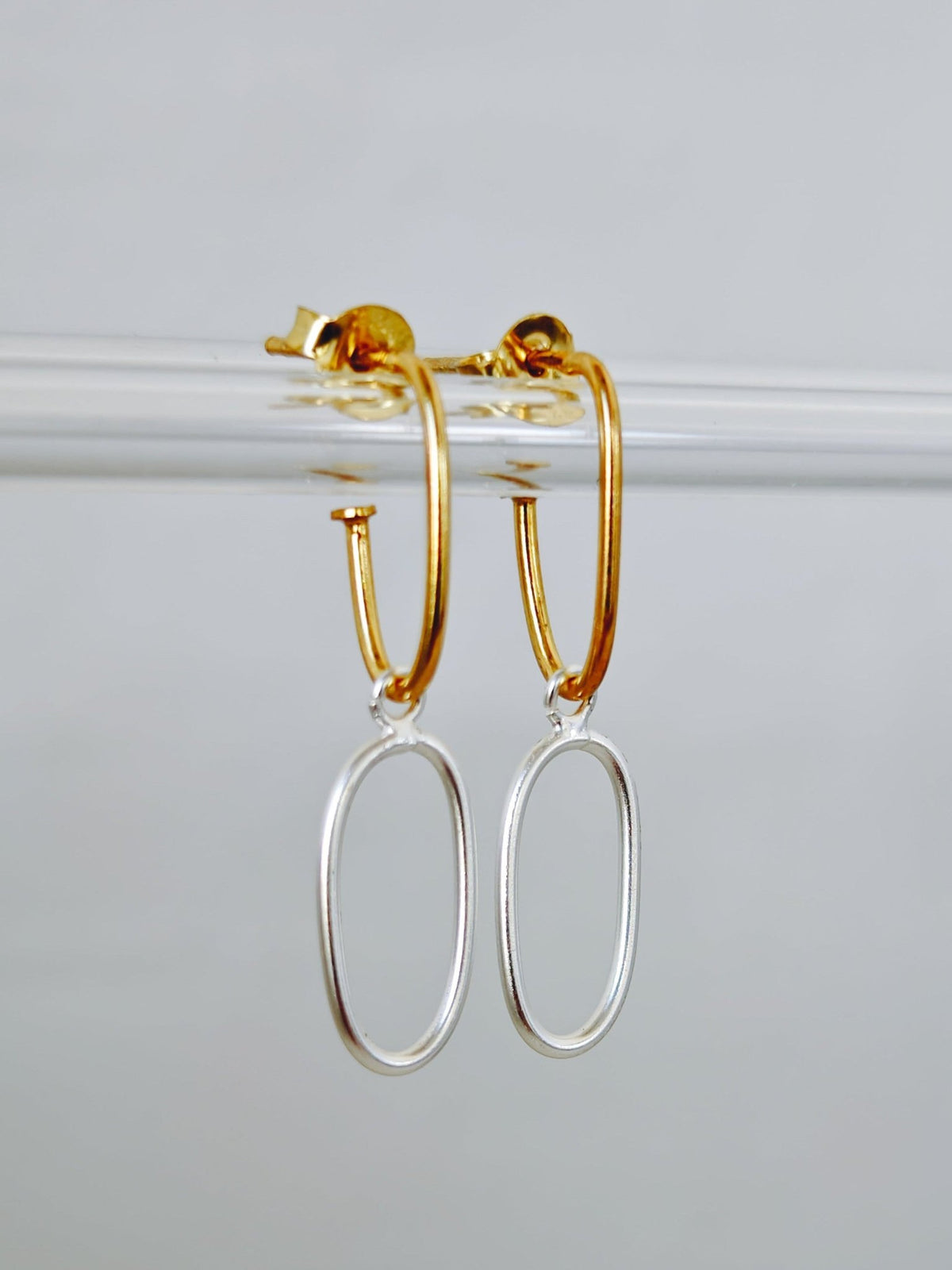 Zweifarbige Paperclip Hängeohrringe aus 925 Silber und Gold, Link Chain Ohstecker - CocosyBerlin