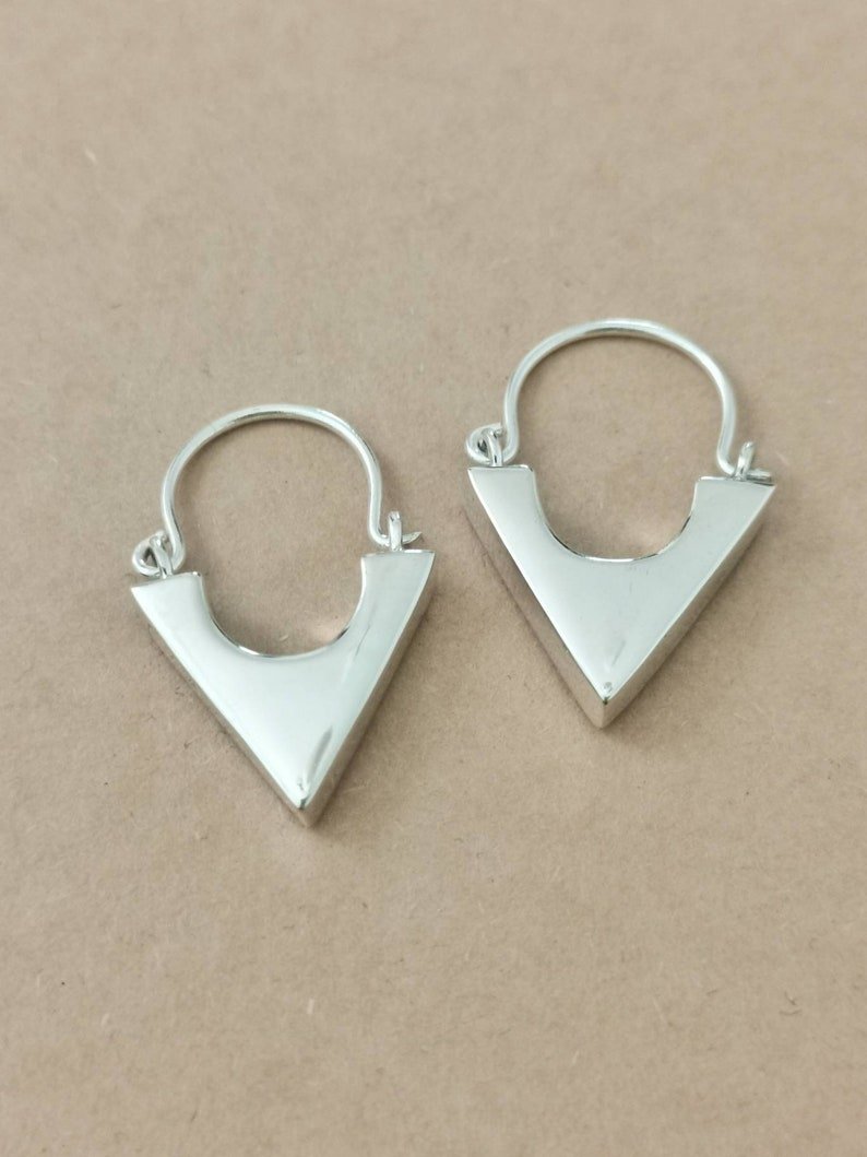 Geometrische Sterling Silber Ohrringe | Dreieckige Ohrringe | Minimalistische Dreieck Ohrringe | CocosyBerlin - CocosyBerlin