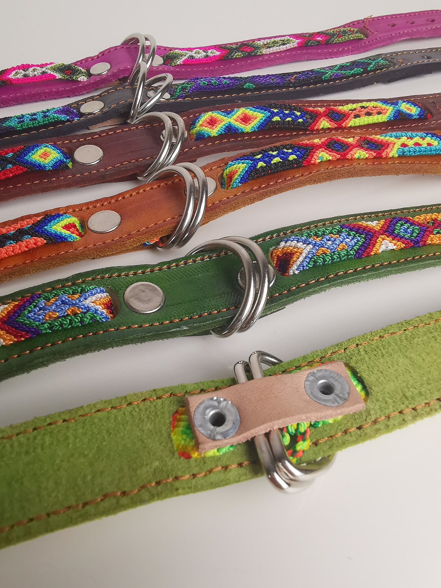 Kleines Hundehalsband aus Leder, Mexikanisches Halsband für kleinen Hund, Bunt geflochten 35 cm lang, Halsband für Minis