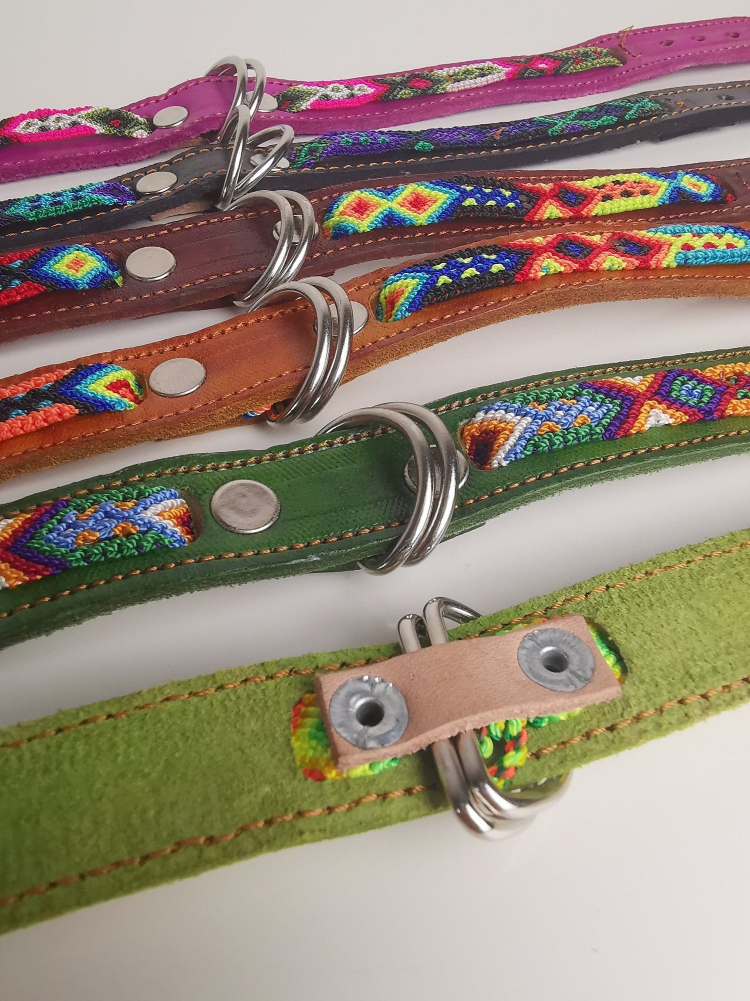 Kleines Hundehalsband aus Leder, Mexikanisches Halsband für kleinen Hund, Bunt geflochten 35 cm lang, Halsband für Minis - CocosyBerlin