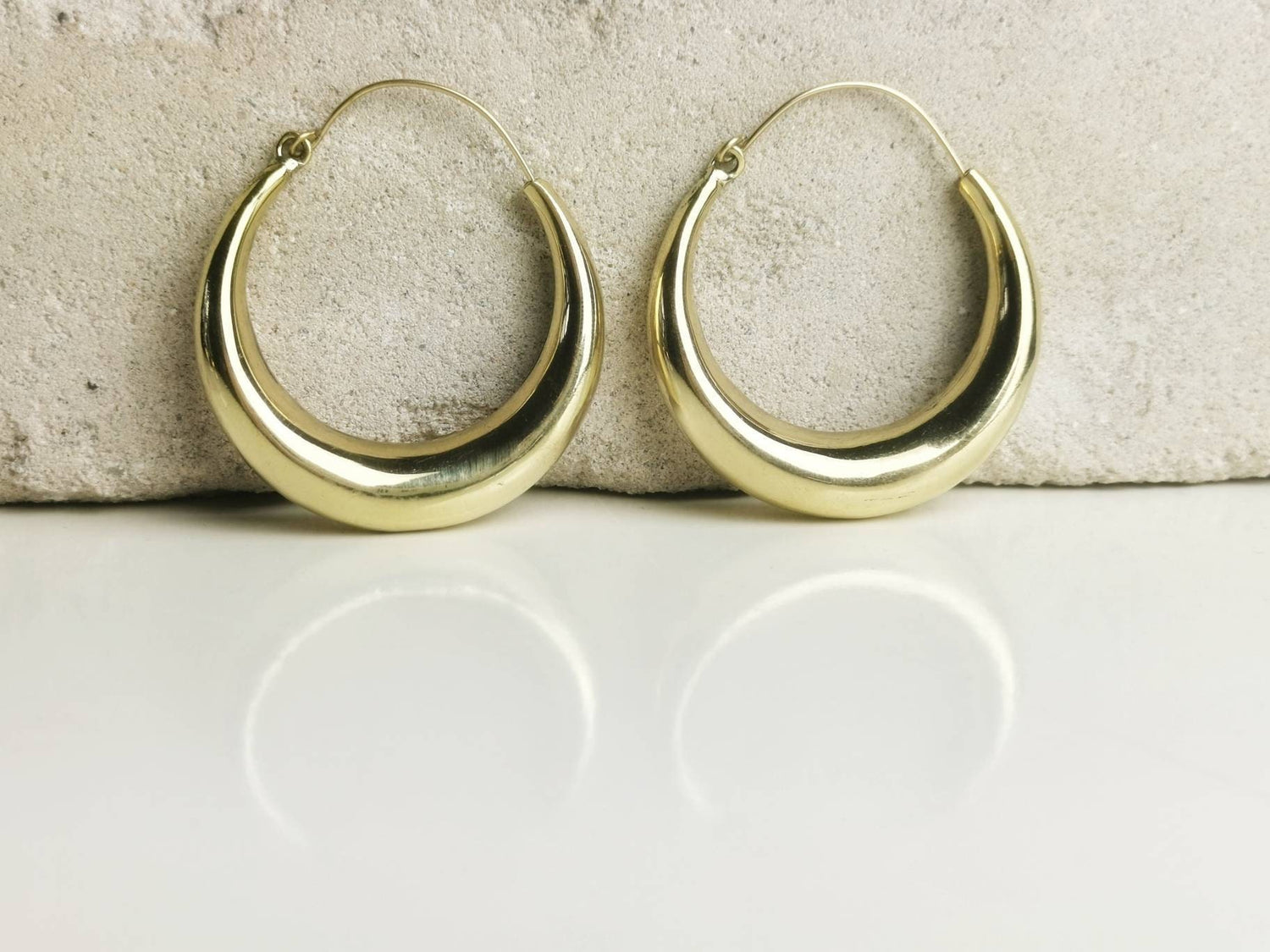 Grandes boucles d'oreilles créoles légères et épaisses en laiton, boucles d'oreilles larges en laiton, boucles d'oreilles tendance, boucles d'oreilles demi-lune, clair de lune, créoles en or