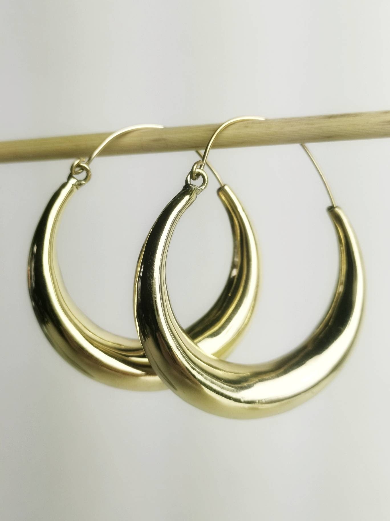 Grandes boucles d'oreilles créoles légères et épaisses en laiton, boucles d'oreilles larges en laiton, boucles d'oreilles tendance, boucles d'oreilles demi-lune, clair de lune, créoles en or