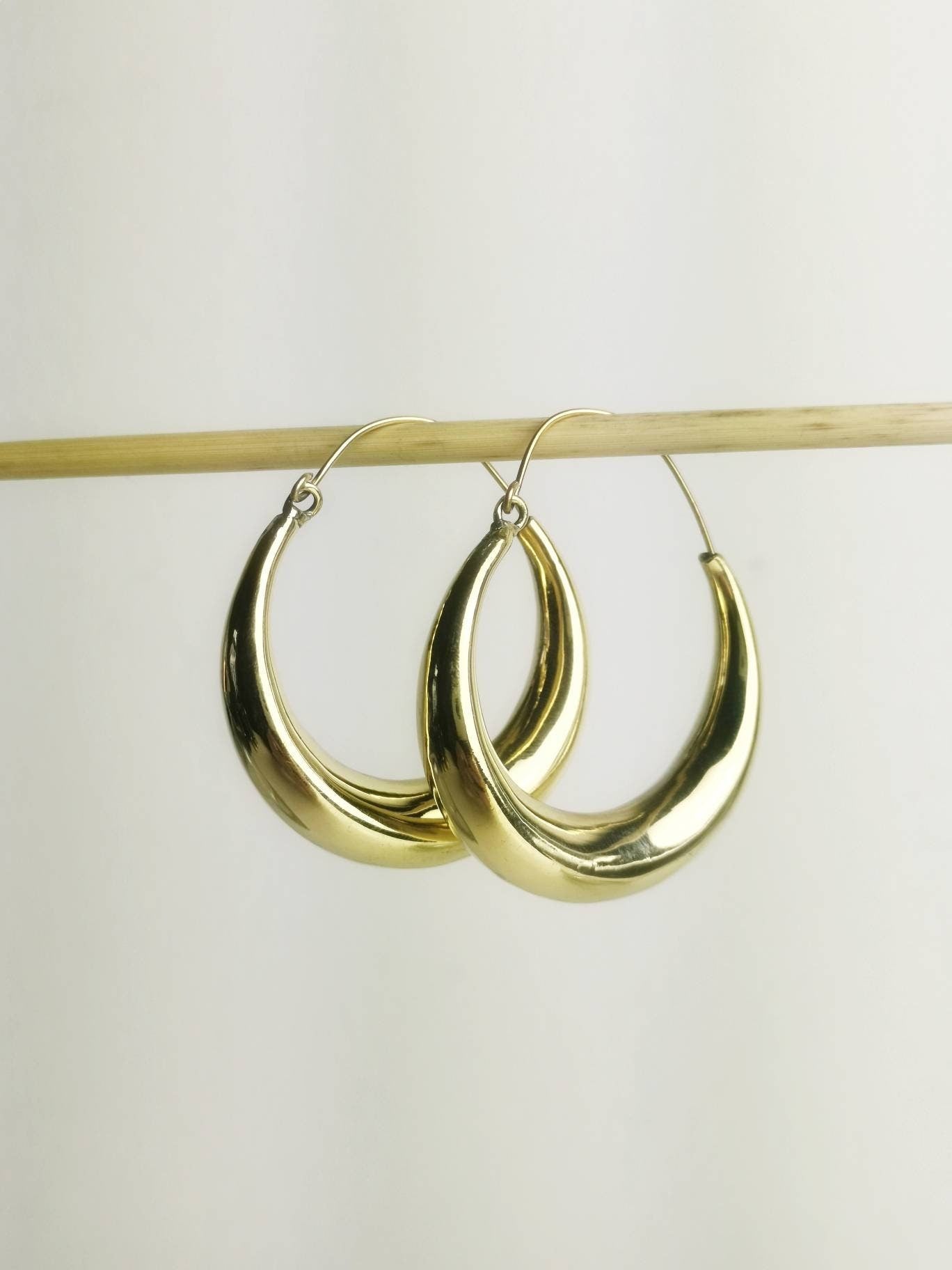 Grandes boucles d'oreilles créoles légères et épaisses en laiton, boucles d'oreilles larges en laiton, boucles d'oreilles tendance, boucles d'oreilles demi-lune, clair de lune, créoles en or