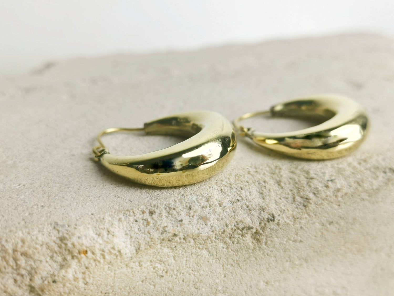 Petites boucles d'oreilles créoles légères, larges et épaisses en laiton, boucles d'oreilles en laiton, boucles d'oreilles tendance, boucles d'oreilles hippie bohème, créoles en or, 3 cm