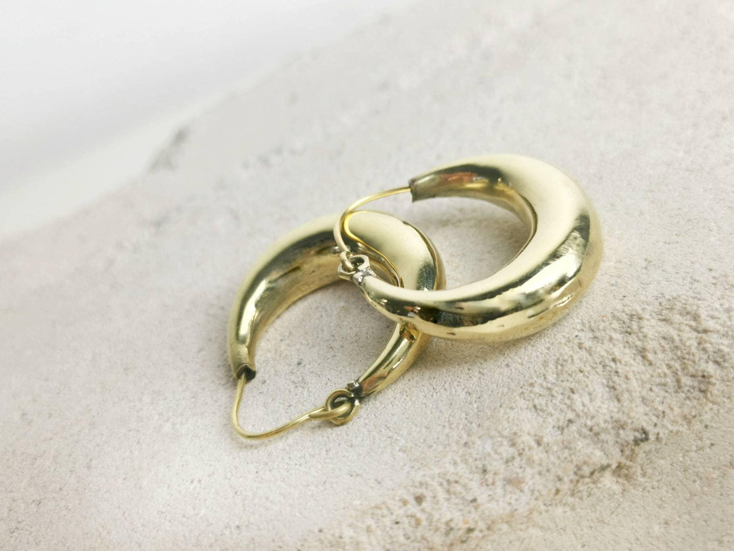 Petites boucles d'oreilles créoles légères, larges et épaisses en laiton, boucles d'oreilles en laiton, boucles d'oreilles tendance, boucles d'oreilles hippie bohème, créoles en or, 3 cm