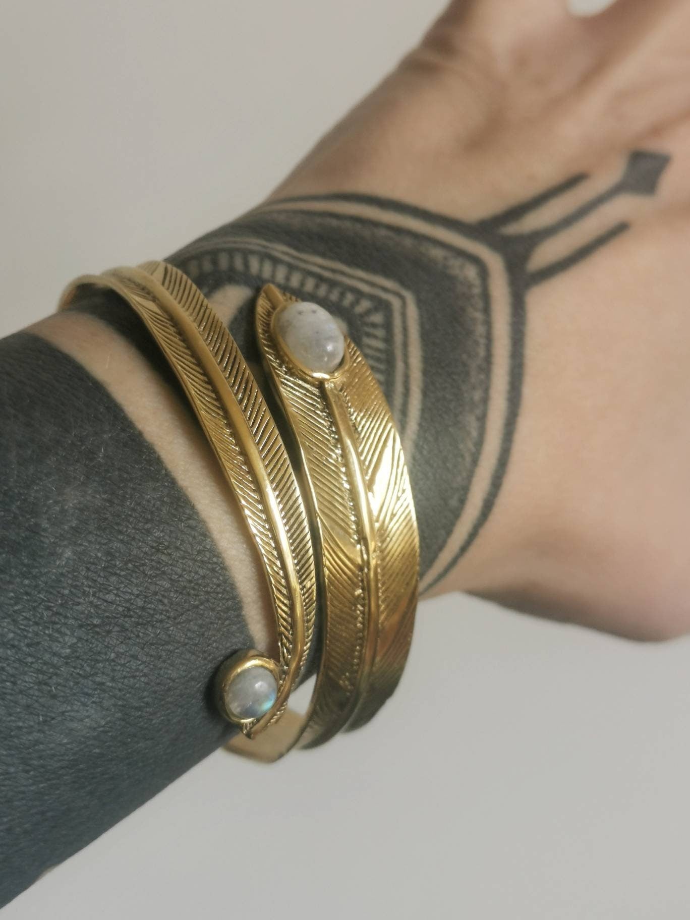 Feder Armreif aus Messing mit Mondstein , Armband aus goldenem Messing, Statement Schmuck, Boho Oberarm Armband, Hippie Ethno Goa Stil,