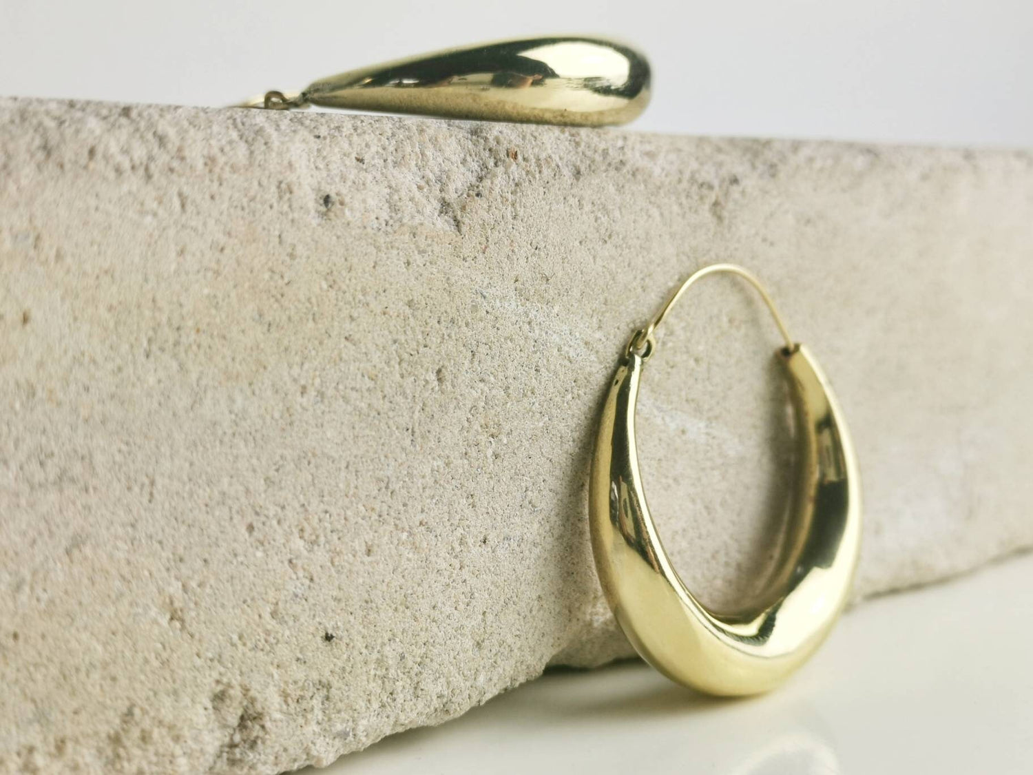 Grandes boucles d'oreilles créoles légères et épaisses en laiton, boucles d'oreilles larges en laiton, boucles d'oreilles tendance, boucles d'oreilles demi-lune, clair de lune, créoles en or