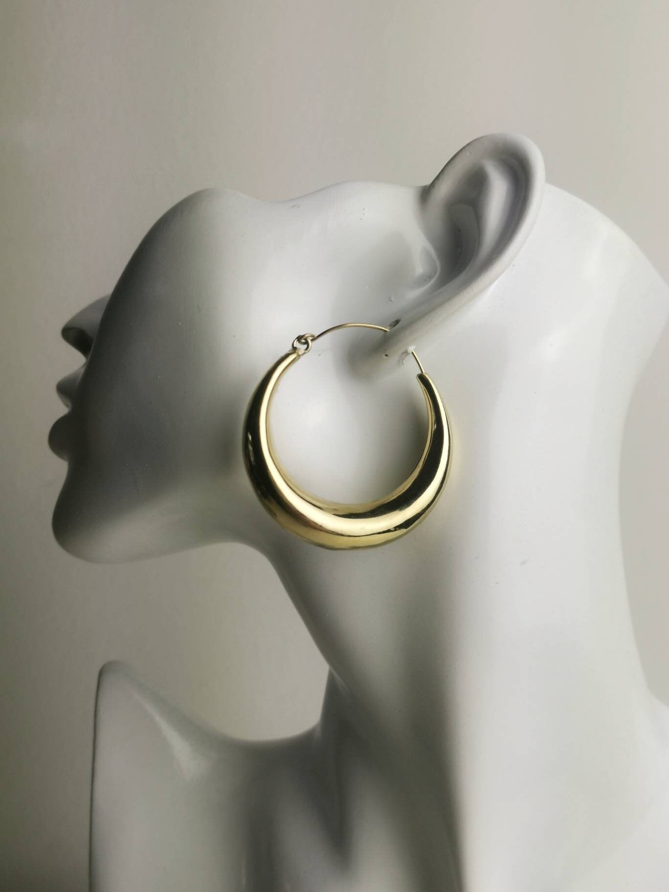 Grandes boucles d'oreilles créoles légères et épaisses en laiton, boucles d'oreilles larges en laiton, boucles d'oreilles tendance, boucles d'oreilles demi-lune, clair de lune, créoles en or