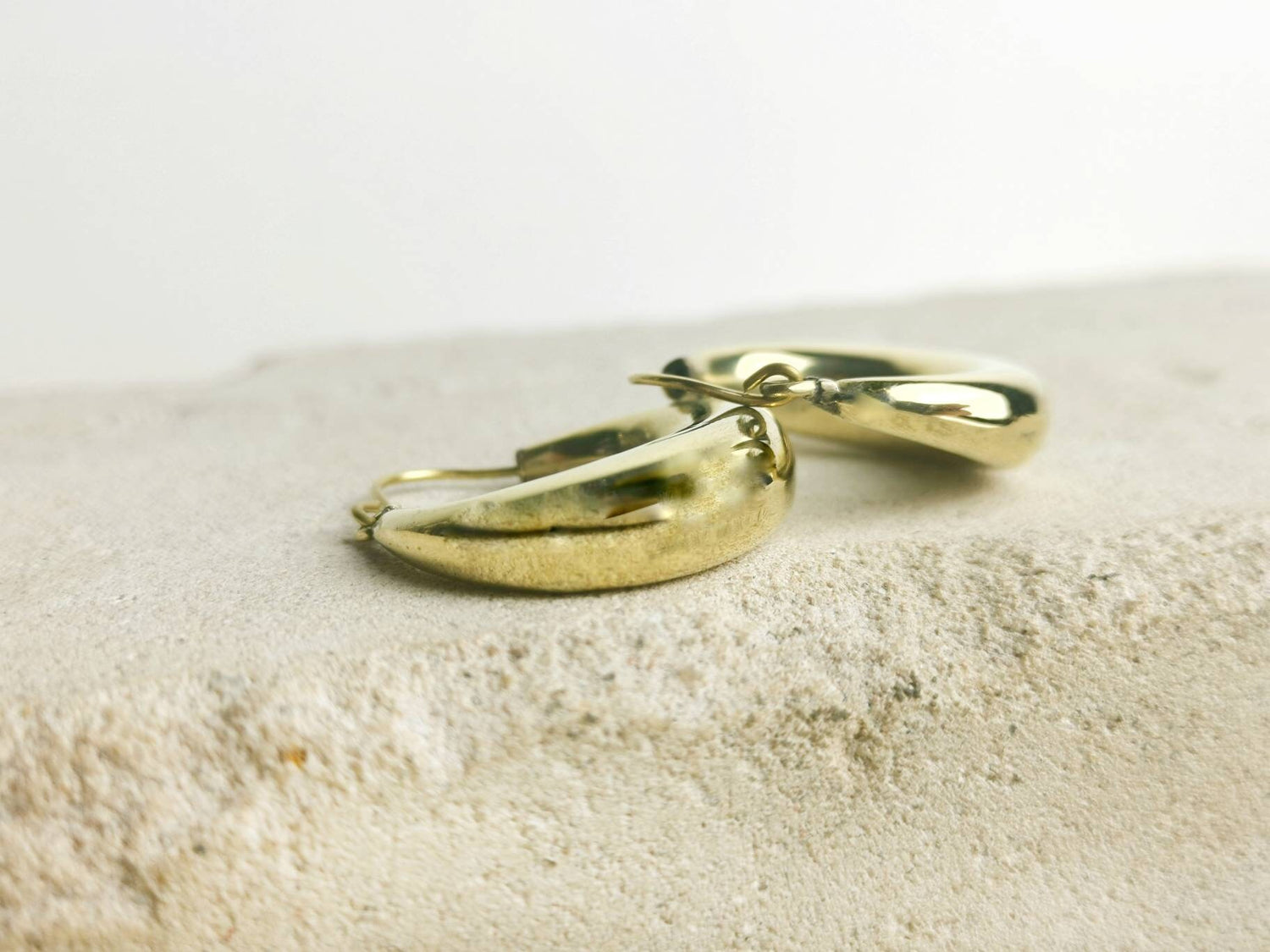 Petites boucles d'oreilles créoles légères, larges et épaisses en laiton, boucles d'oreilles en laiton, boucles d'oreilles tendance, boucles d'oreilles hippie bohème, créoles en or, 3 cm