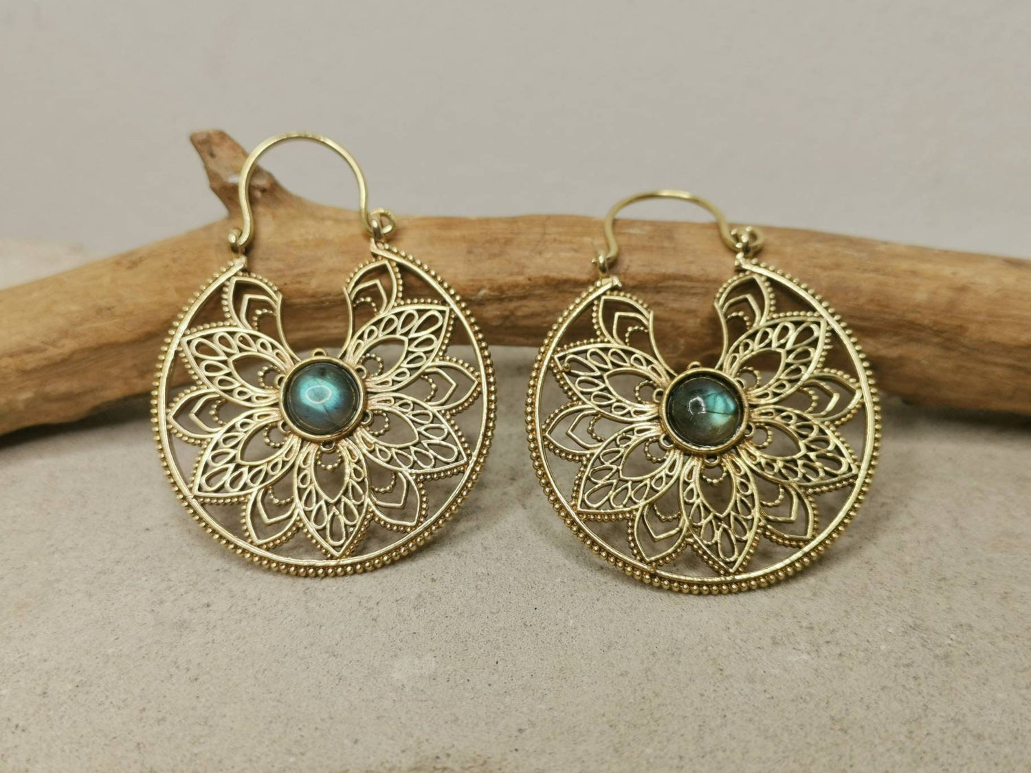 Boucles d'oreilles en laiton avec pierre labradorite | Boucles d'oreilles créoles Mandala | Boucles d'oreilles en or | Bijoux ethniques hippies bohèmes | Bijoux de fête | cocosyberlin
