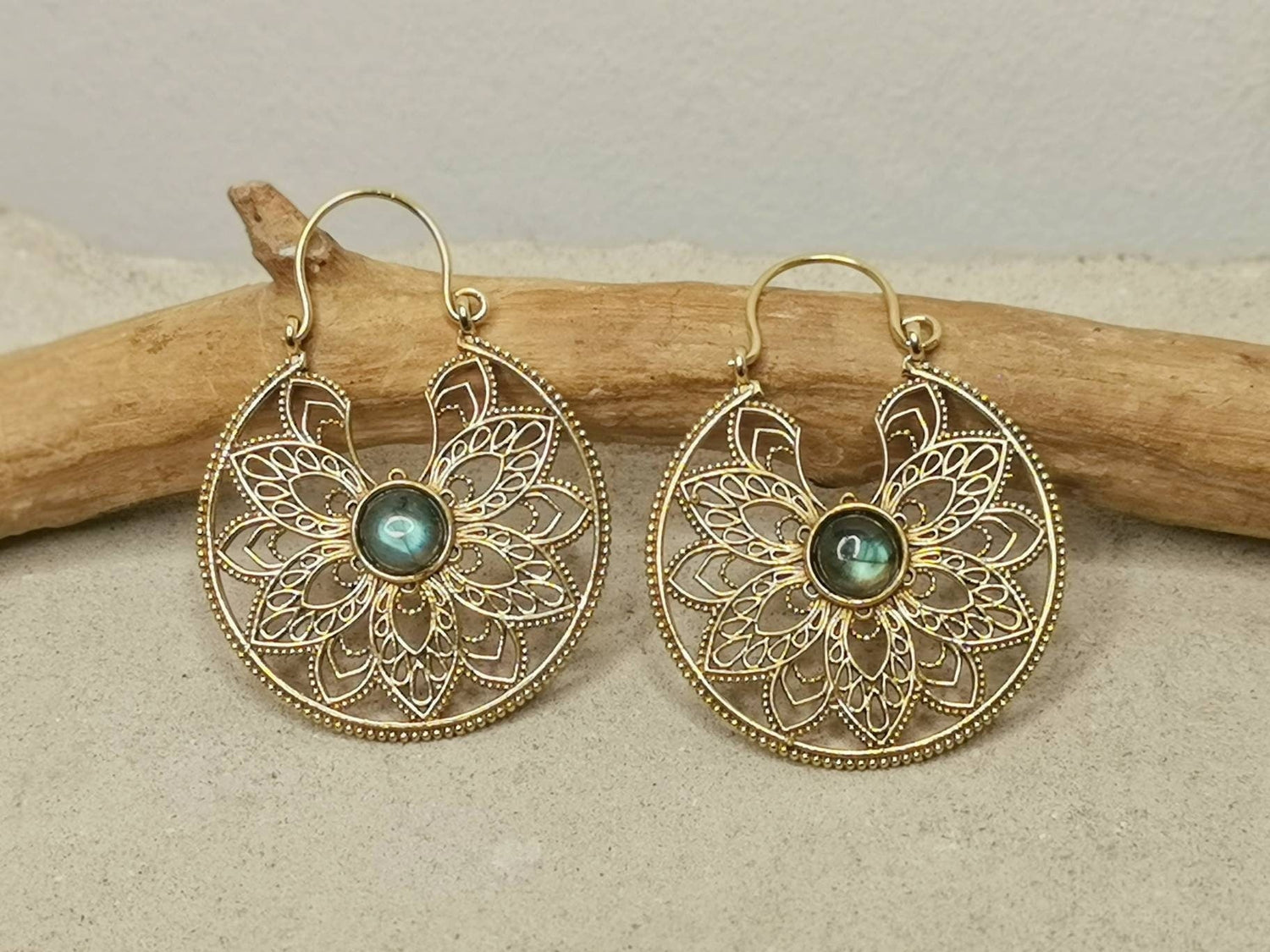 Messing Ohrringe mit Labradorit Stein | Mandala Creolen | Gold Ohrringe |Boho Ethno Hippie Schmuck | Festival Schmuck | cocosyberlin - CocosyBerlin