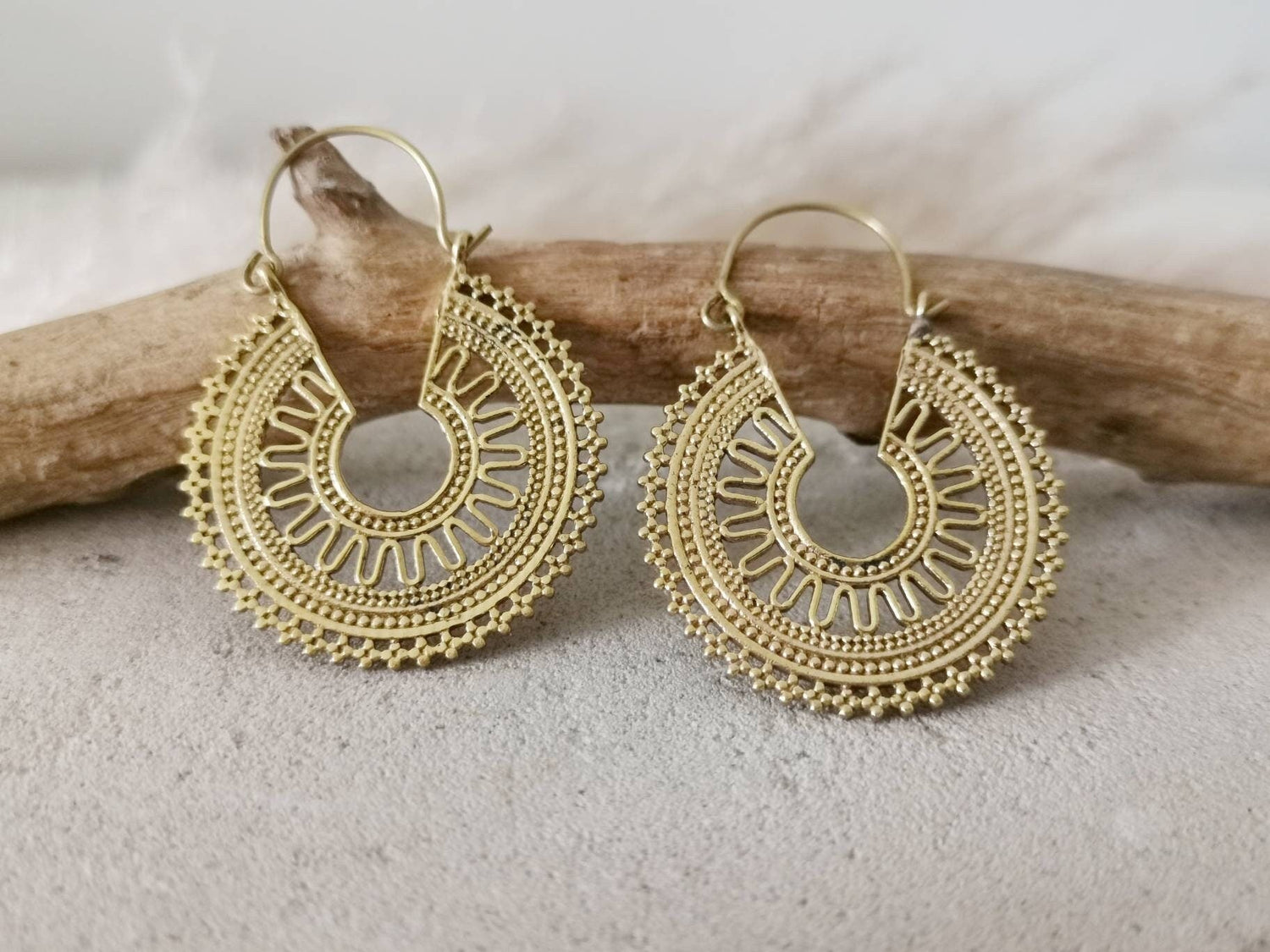 Kleine Mandalas Messing Ohrringe / Mandala Creolen aus Messing / Gold Messingohrringe / Boho Ethno Goa Hippie Schmuck / Festival Schmuck - CocosyBerlin