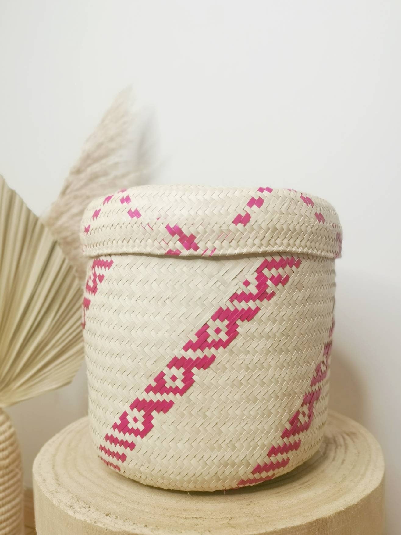 Round Mexican basket with lid, large palm leaf basket, hippie boho basket from Mexico, handmade storage basket, cosmetic basket