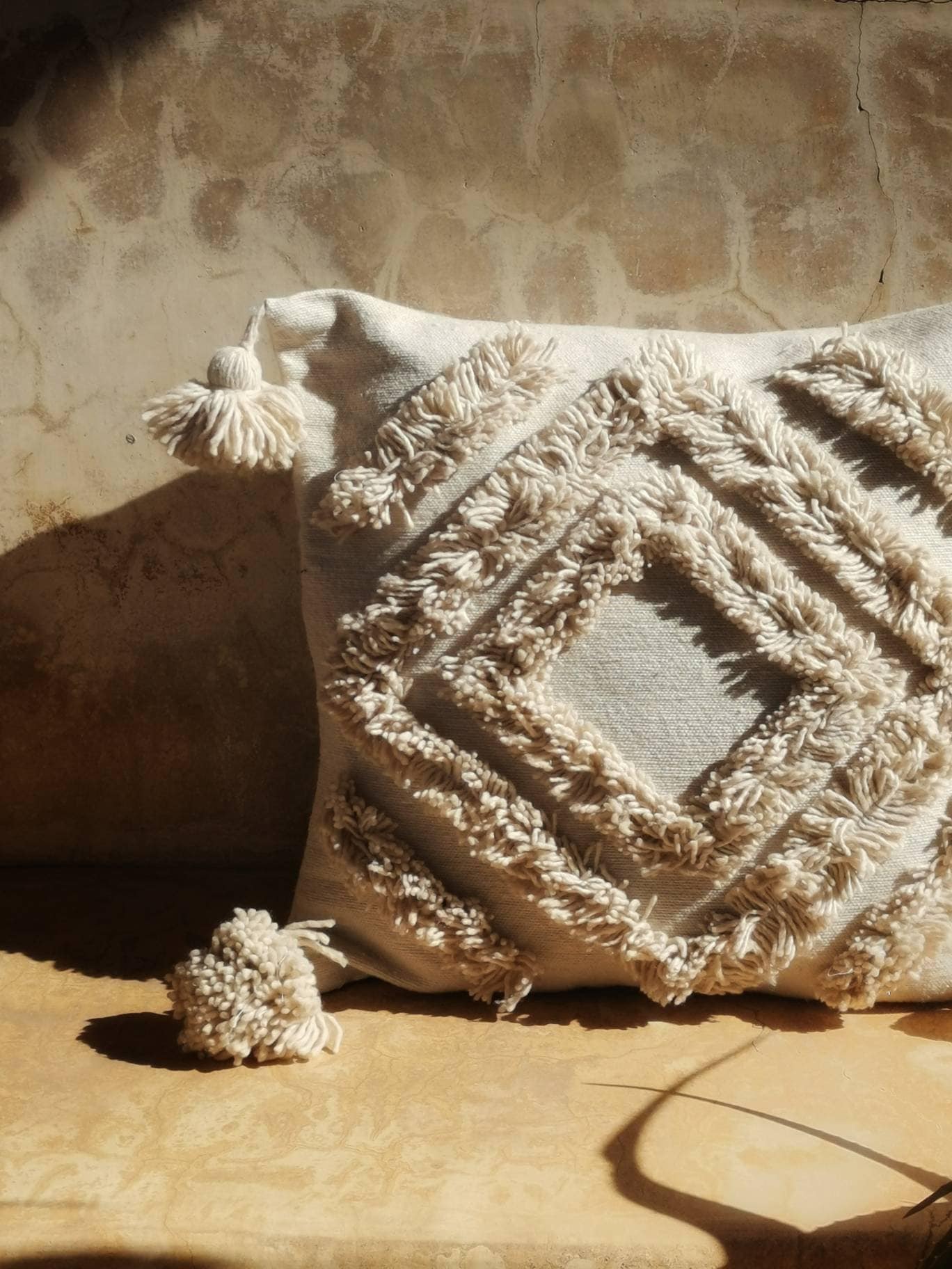 Boho Kissenbezug 50x50cm, Boho Kissen aus Baumwolle und Wolle, Kissen mit Pom Pom, Quasten und Fransen, Hippie Ethno Kissenhülle Beige