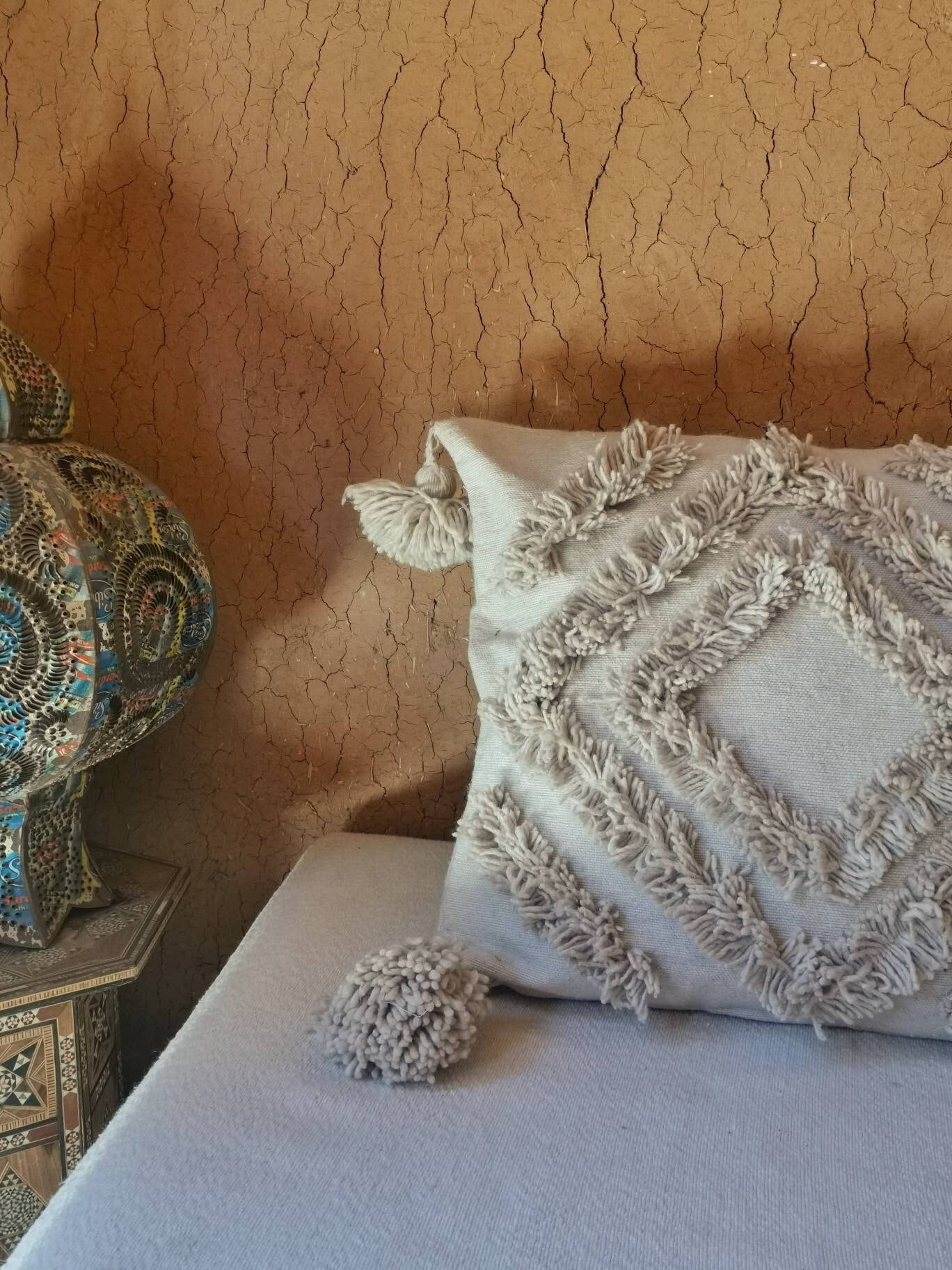 Boho Kissenbezug 50x50cm, Boho Kissen aus Baumwolle und Wolle, Kissen mit Pom Pom, Quasten und Fransen, Hippie Ethno Kissenhülle Beige