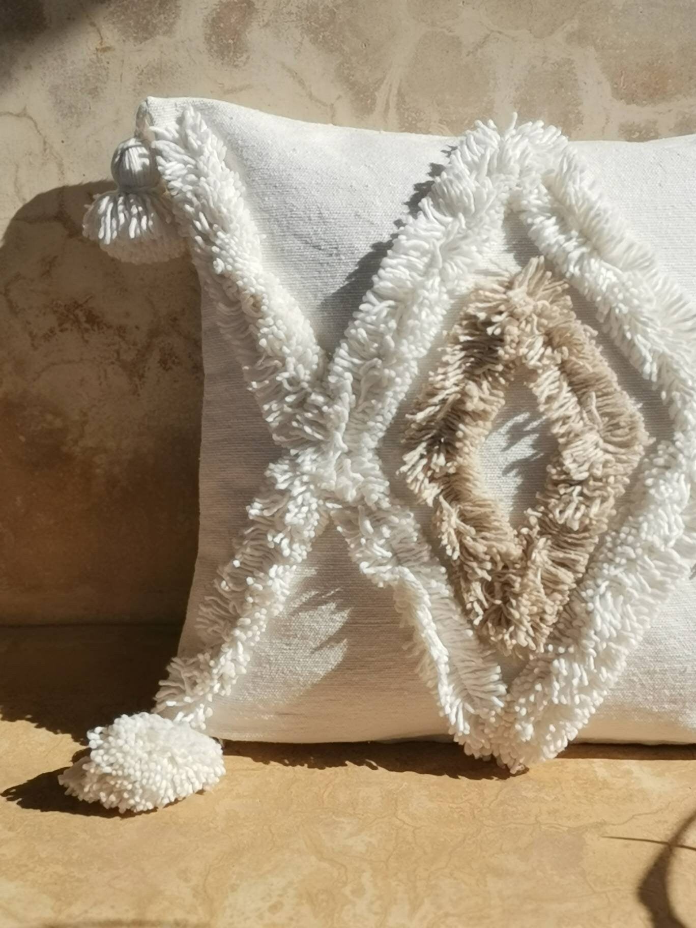 Kissenbezug 50x50 cm weiss, Boho Kissen aus Baumwolle und Wolle, Kissen mit Pom Pom, Quasten und Fransen, Hippie Ethno Kissenhülle