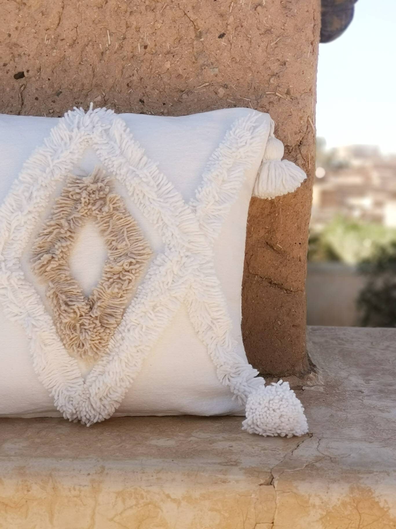 Kissenbezug 50x50 cm weiss, Boho Kissen aus Baumwolle und Wolle, Kissen mit Pom Pom, Quasten und Fransen, Hippie Ethno Kissenhülle