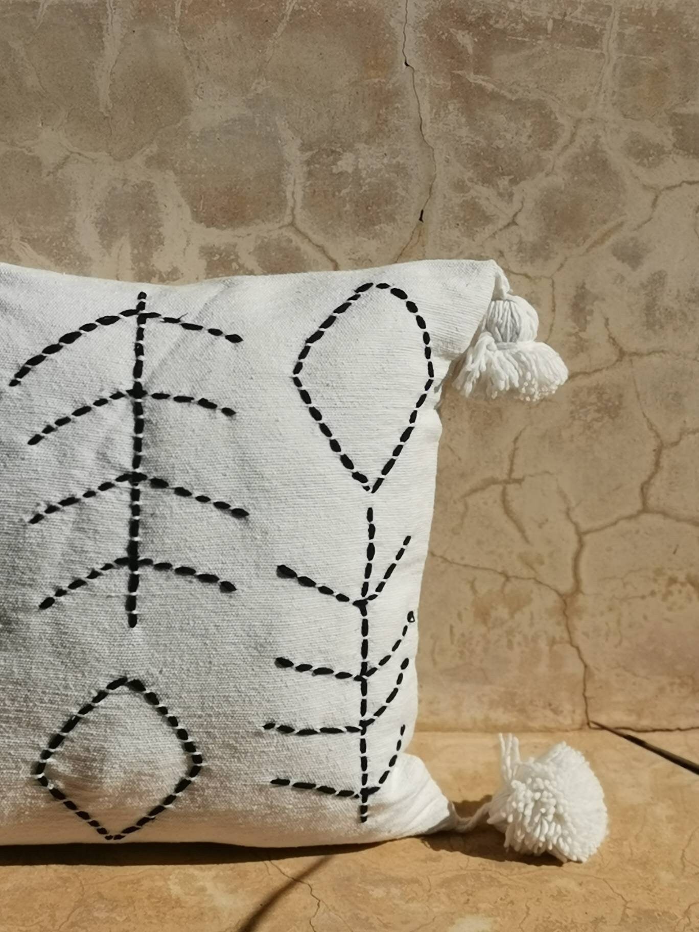 Kissenbezug 50x50 cm, Boho Kissen aus Baumwolle, Kissen mit Pom Pom, Ethno Kissenhülle, Eklektisch Minimalistisch