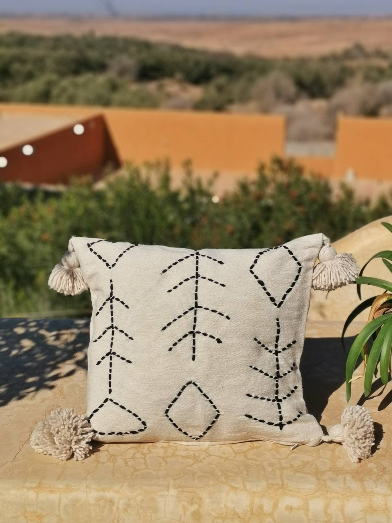 Kissenbezug 50x50 cm, Boho Kissen aus Baumwolle, Kissen mit Pom Pom, Ethno Kissenhülle, Eklektisch Minimalistisch Beige