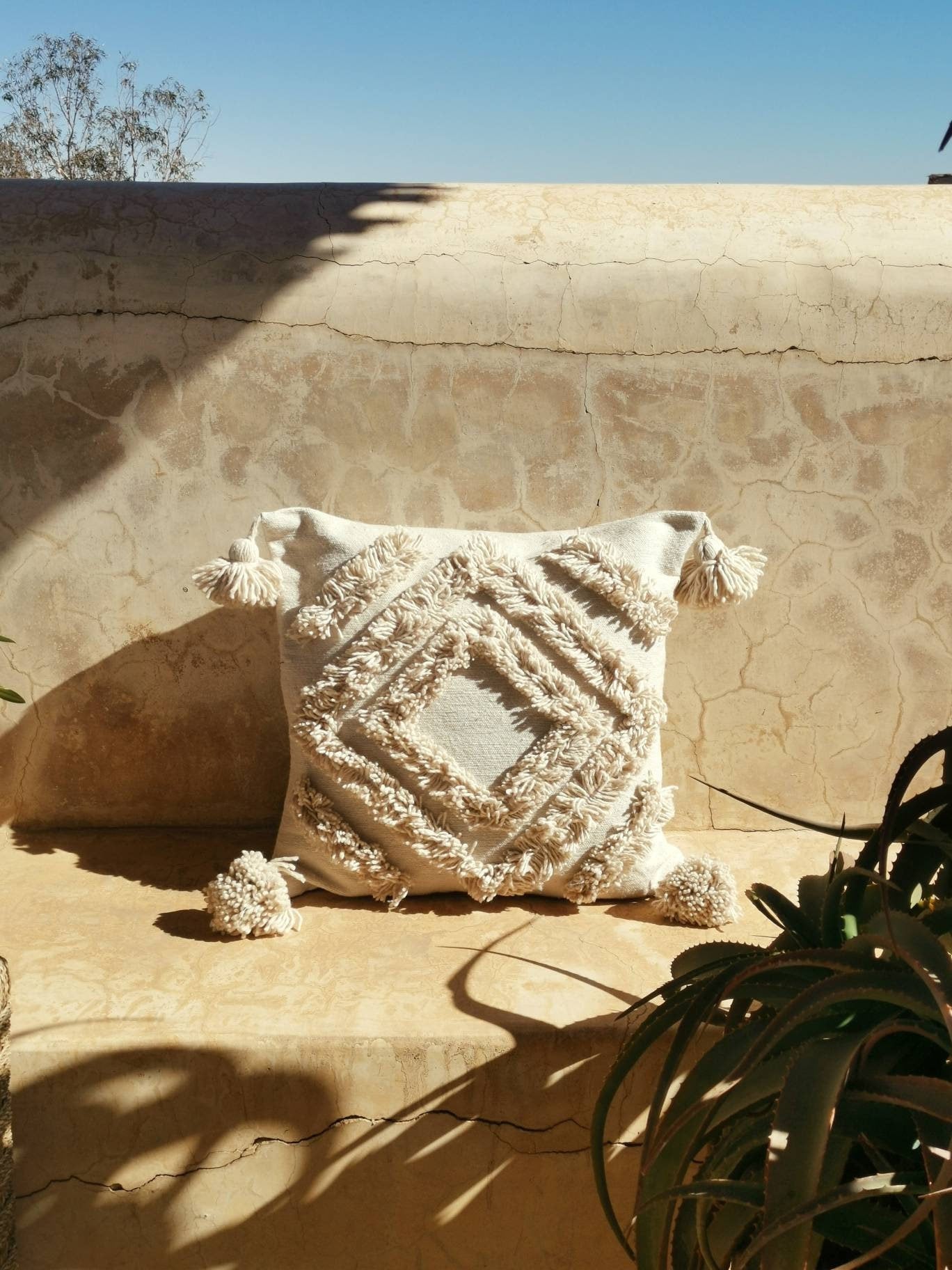 Boho Kissenbezug 50x50cm, Boho Kissen aus Baumwolle und Wolle, Kissen mit Pom Pom, Quasten und Fransen, Hippie Ethno Kissenhülle Beige