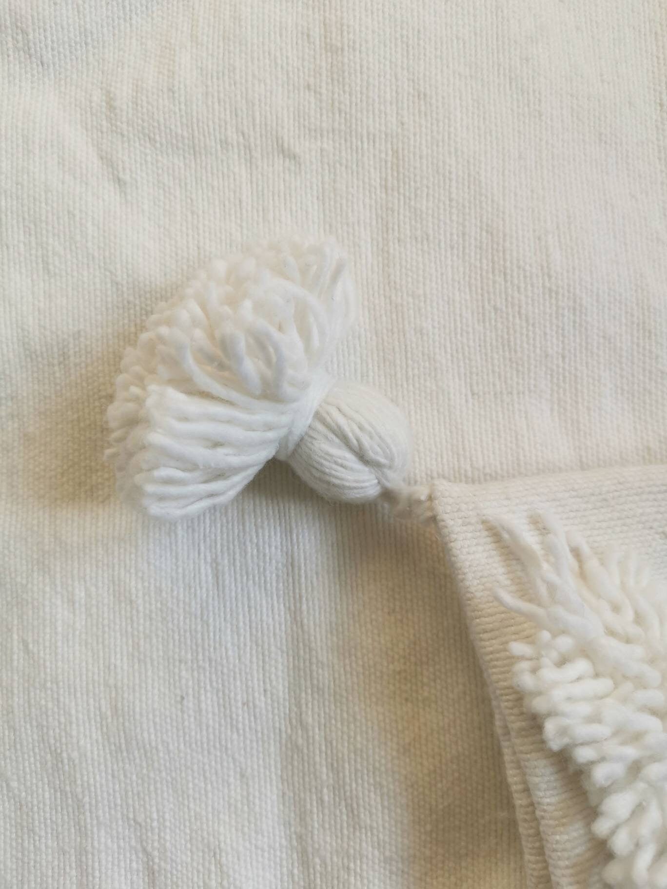 Kissenbezug 50x50 cm weiss, Boho Kissen aus Baumwolle und Wolle, Kissen mit Pom Pom, Quasten und Fransen, Hippie Ethno Kissenhülle