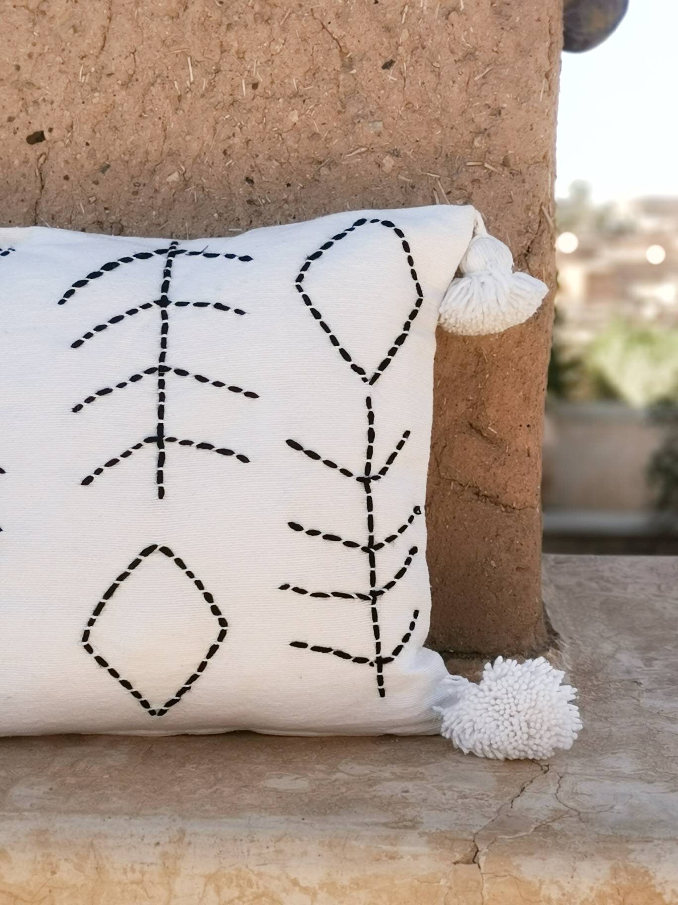 Kissenbezug 50x50 cm, Boho Kissen aus Baumwolle, Kissen mit Pom Pom, Ethno Kissenhülle, Eklektisch Minimalistisch