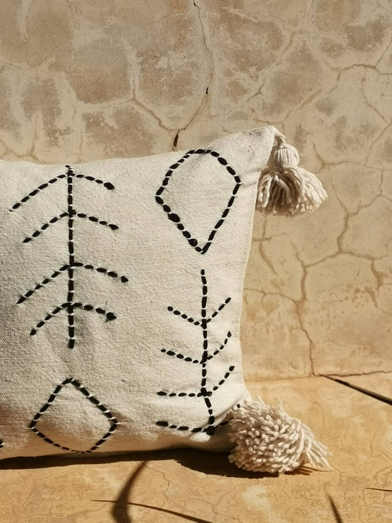 Kissenbezug 50x50 cm, Boho Kissen aus Baumwolle, Kissen mit Pom Pom, Ethno Kissenhülle, Eklektisch Minimalistisch Beige