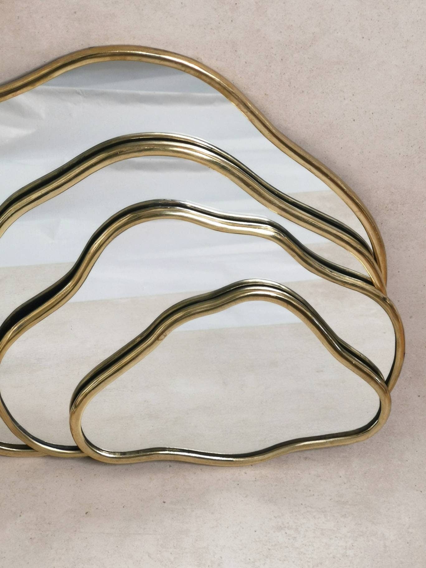 Wolkenspiegel, Spiegel aus goldenem Messing, Wolke Wandspiegel, Handarbeit aus Marokko, Goldener Messingrahmen - CocosyBerlin