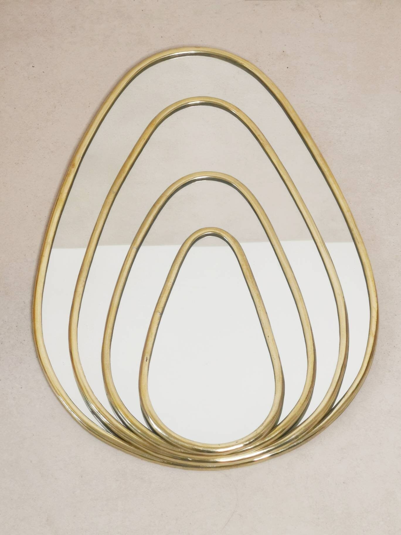 50er Stil Ovaler Spiegel mit goldenem Messing Rahmen aus Marokko