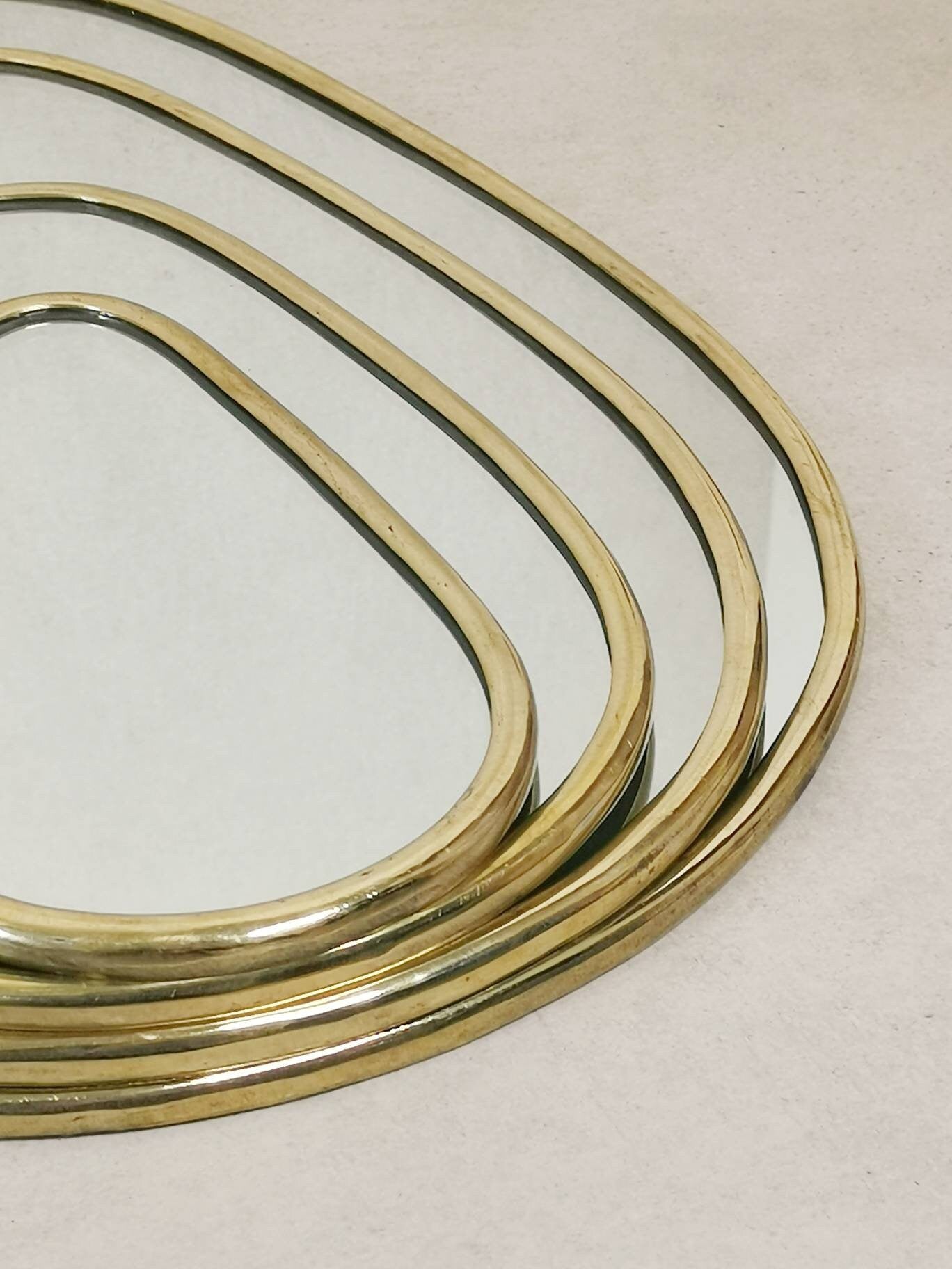 50er Stil Ovaler Spiegel mit goldenem Messing Rahmen aus Marokko