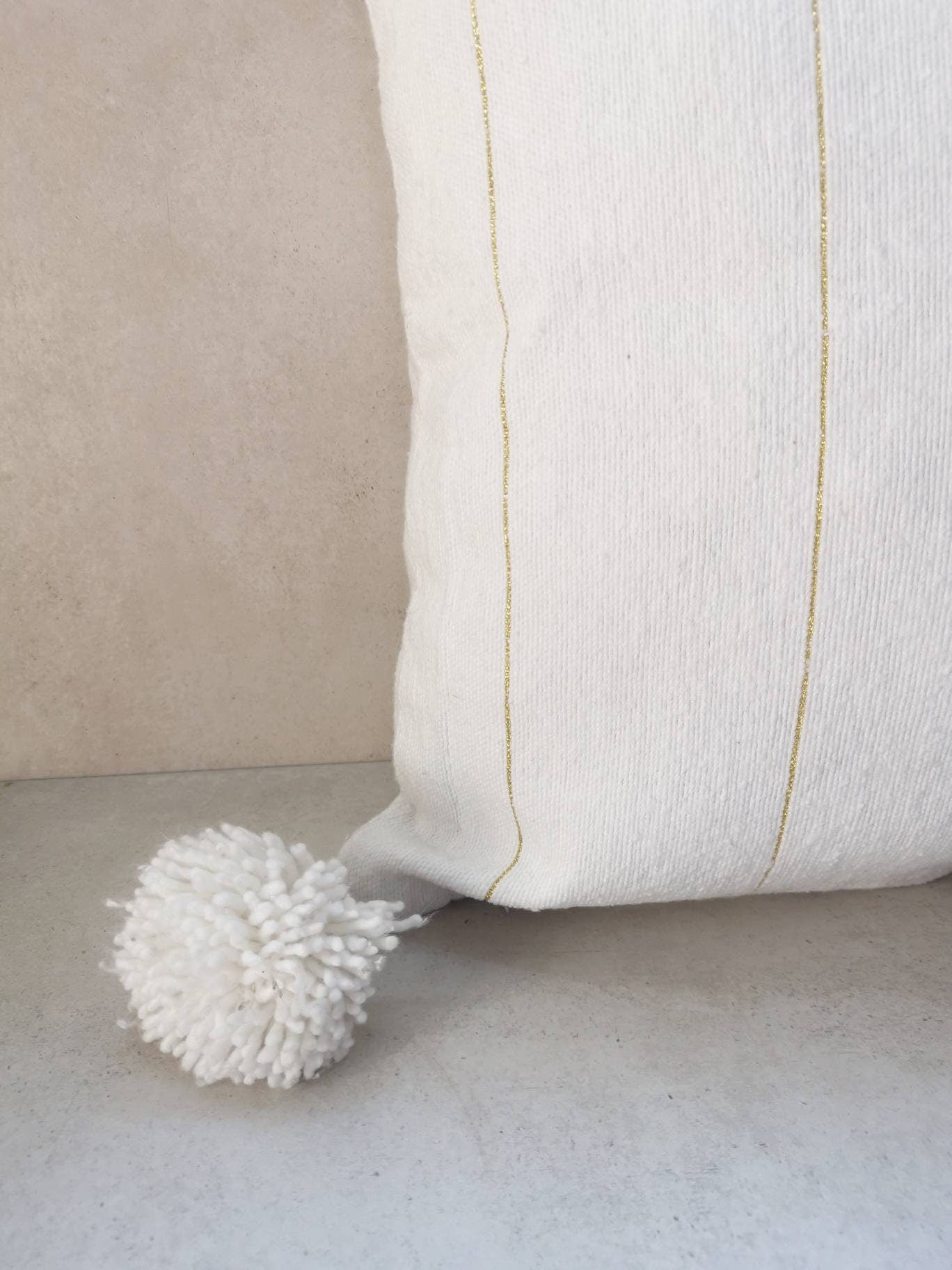 Kissenbezug 50x50 cm weiss gold, Boho Kissen aus Baumwolle und Wolle, Kissen mit Pom Pom, Quasten, goldene Streifen, Hippie Kissenhülle