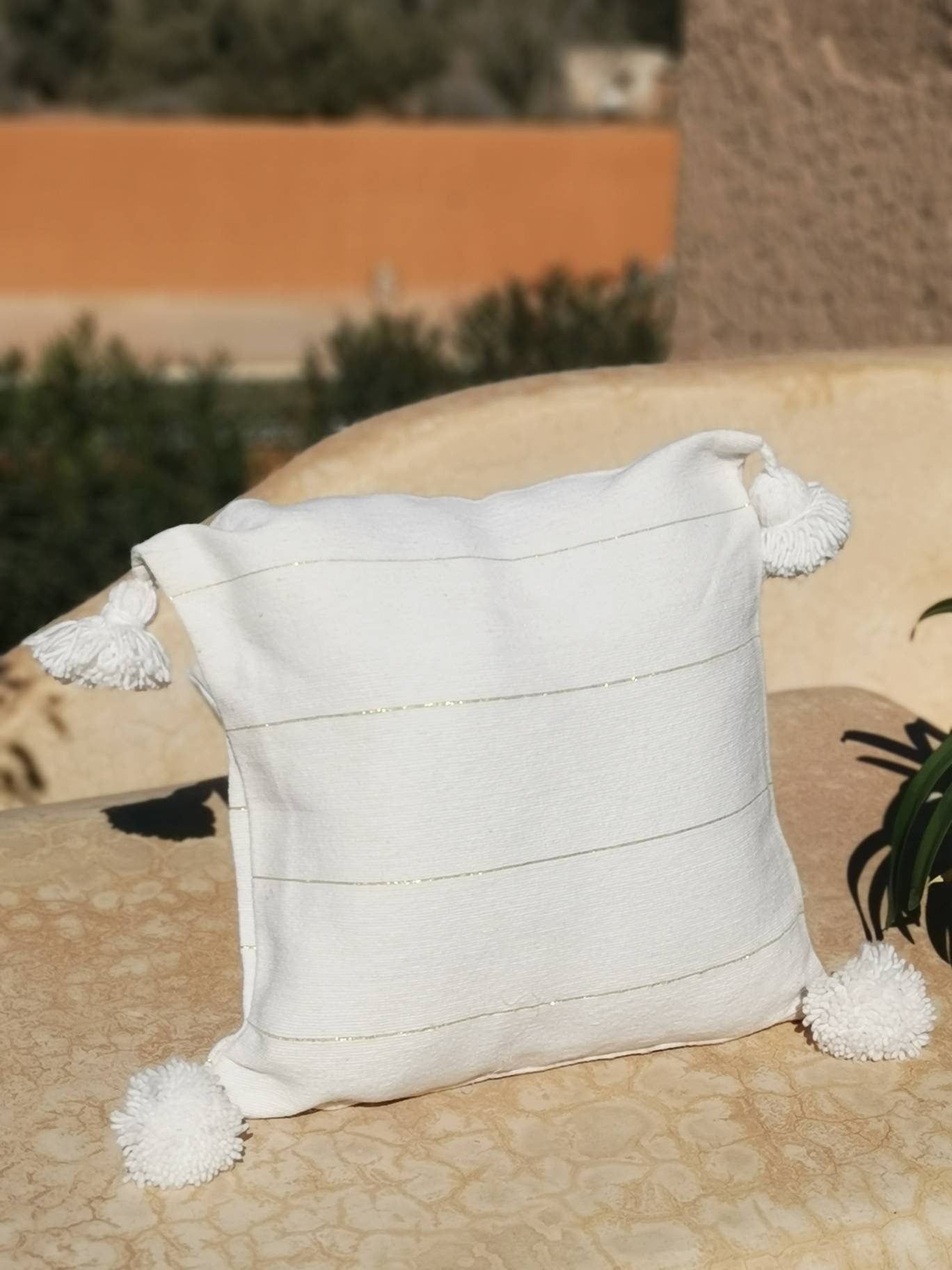 Kissenbezug 50x50 cm weiss gold, Boho Kissen aus Baumwolle und Wolle, Kissen mit Pom Pom, Quasten, goldene Streifen, Hippie Kissenhülle