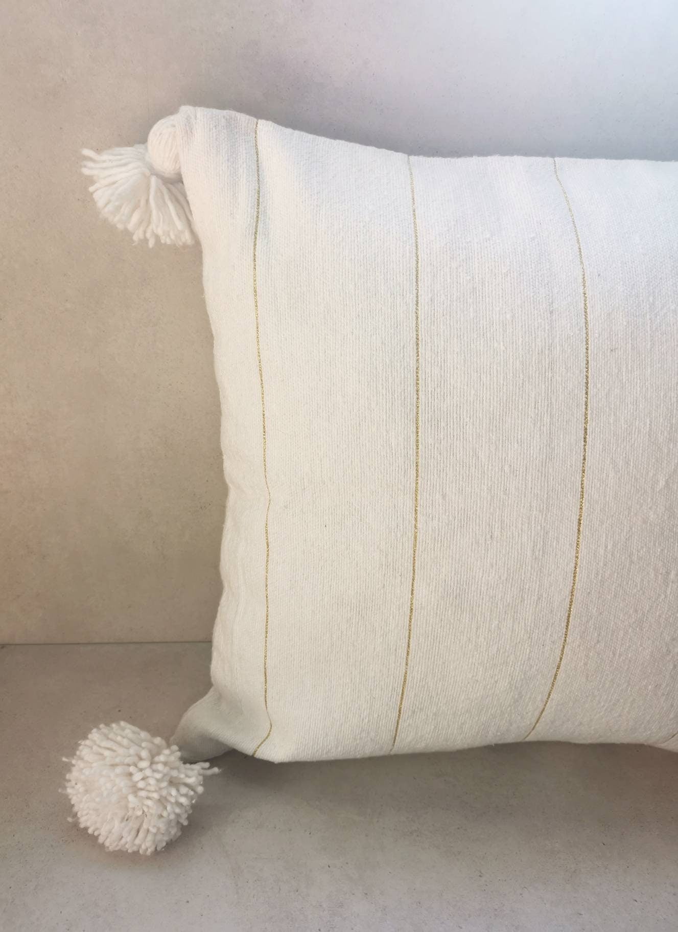 Kissenbezug 50x50 cm weiss gold, Boho Kissen aus Baumwolle und Wolle, Kissen mit Pom Pom, Quasten, goldene Streifen, Hippie Kissenhülle